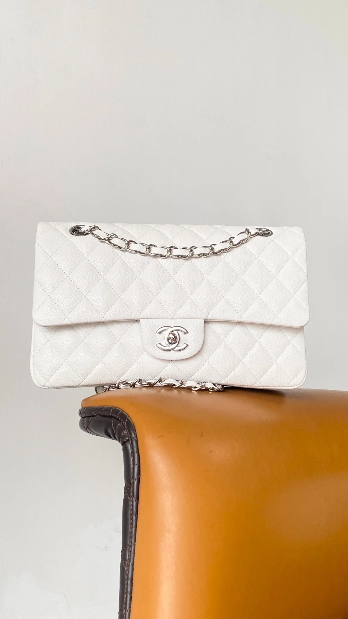 샤넬 클래식 미디움 캐비어 화이트 실버