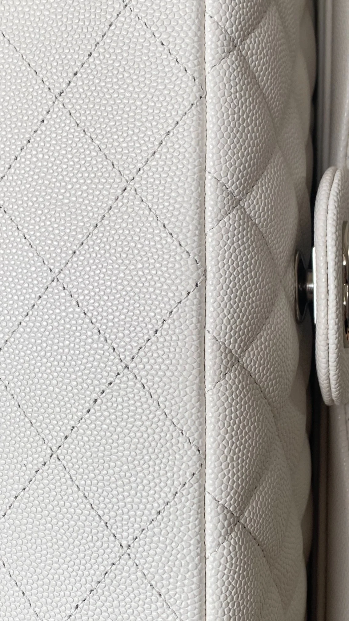 샤넬 클래식 미디움 캐비어 화이트 실버