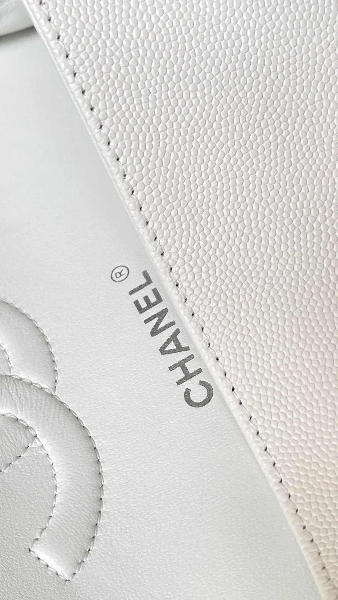 샤넬 클래식 미디움 캐비어 화이트 실버