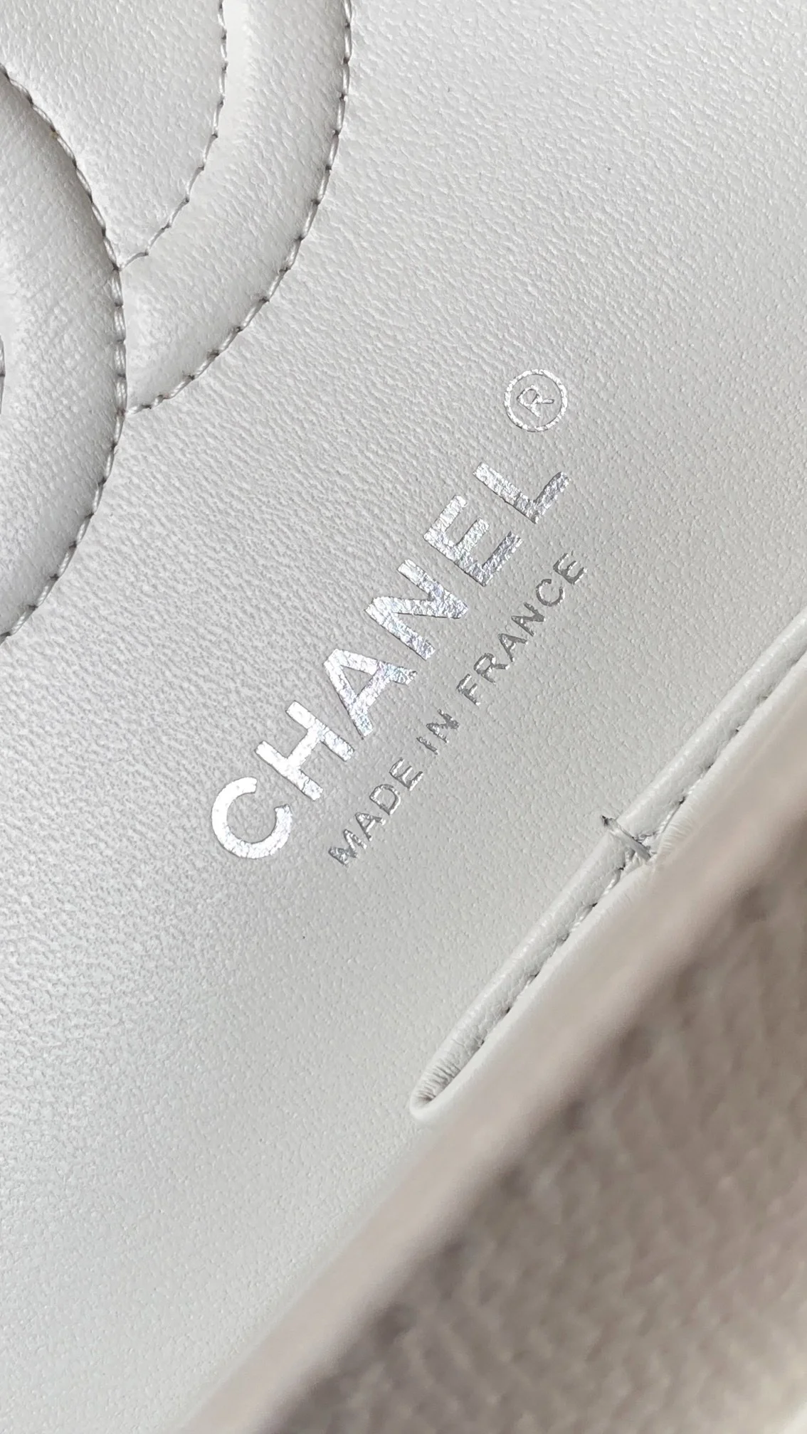 샤넬 클래식 미디움 캐비어 화이트 실버