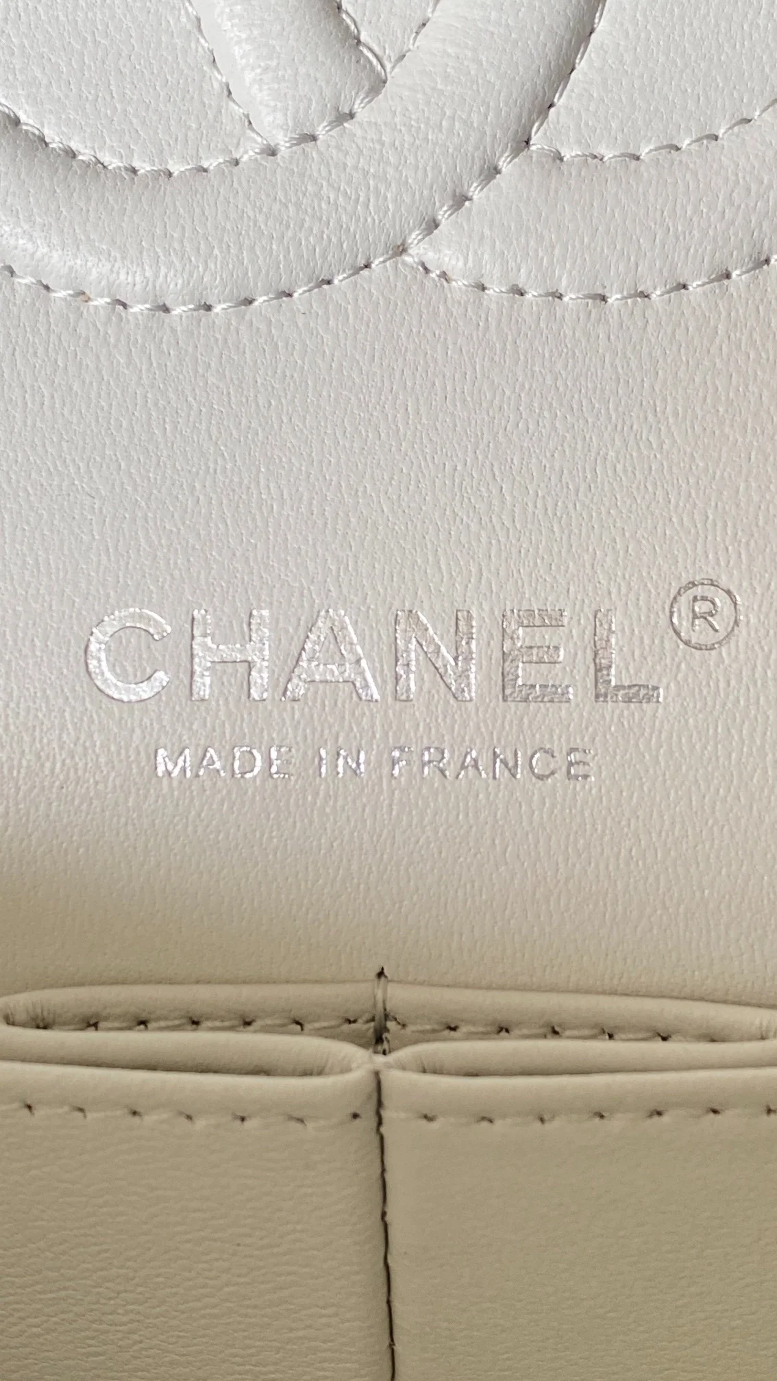 샤넬 클래식 미디움 캐비어 화이트 실버