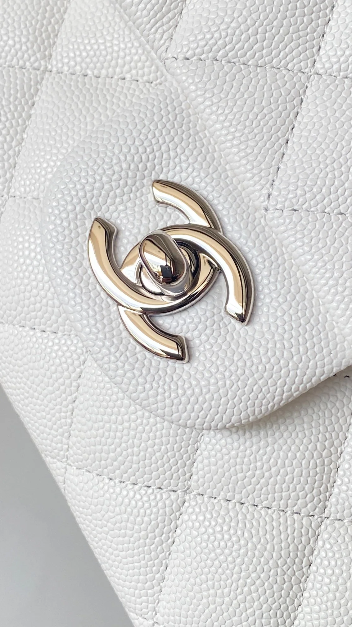 샤넬 클래식 미디움 캐비어 화이트 실버