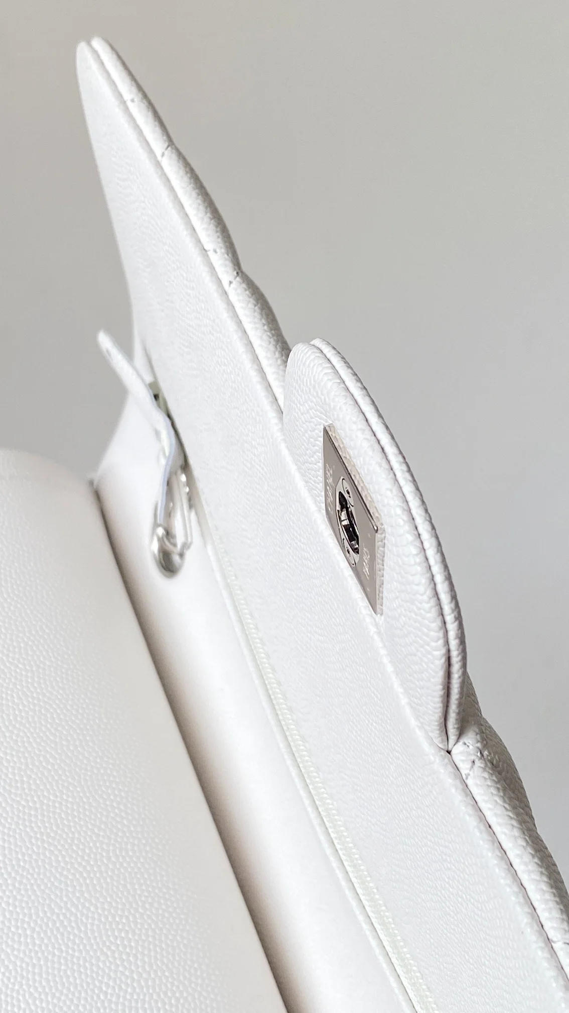 샤넬 클래식 미디움 캐비어 화이트 실버