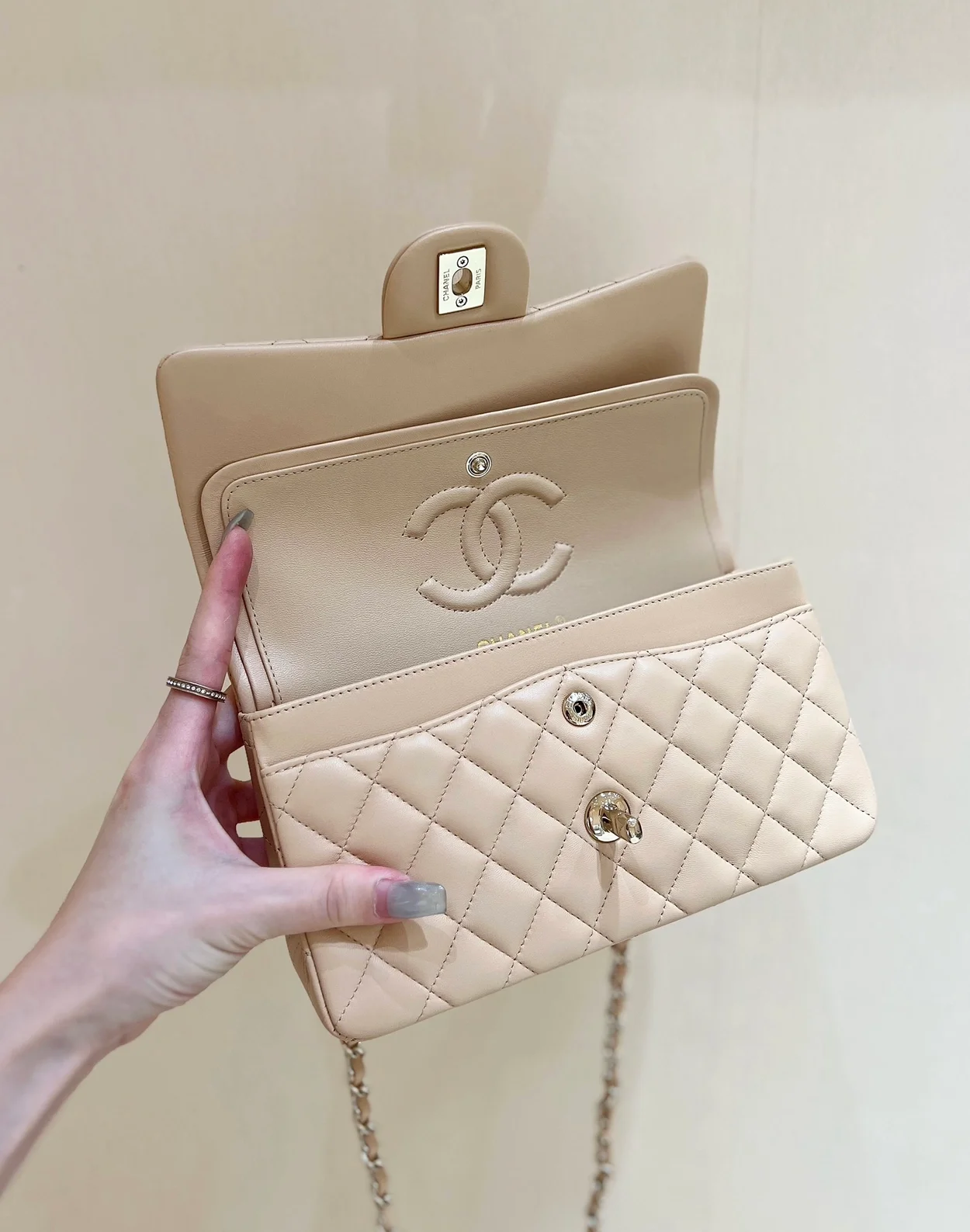 샤넬 클래식 스몰 플랩백 베이지 & 골드메탈