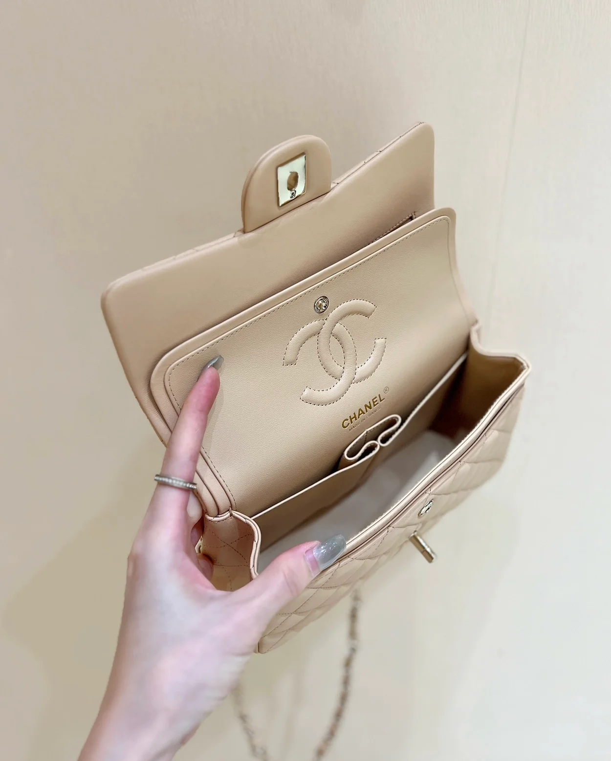 샤넬 클래식 스몰 플랩백 베이지 & 골드메탈
