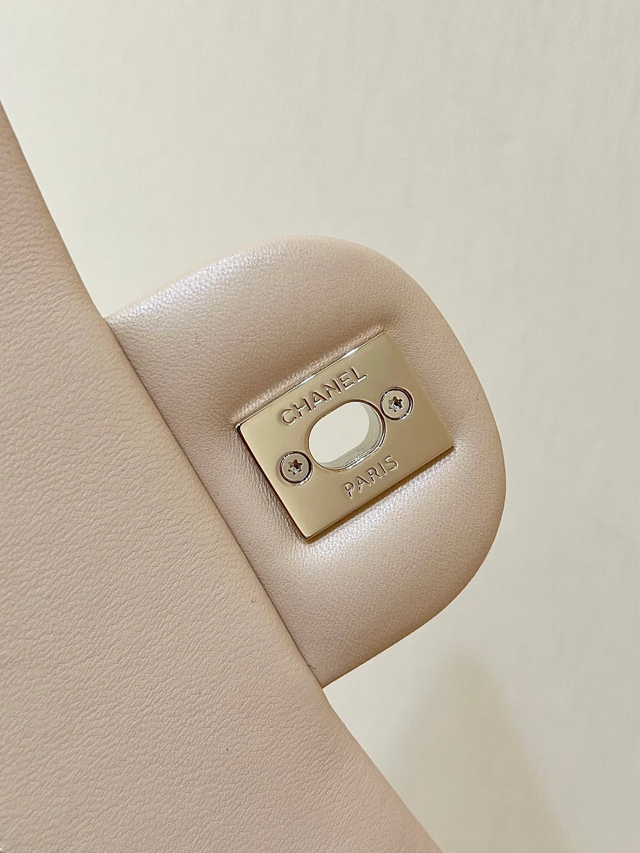 샤넬 클래식 스몰 플랩백 베이지 & 골드메탈
