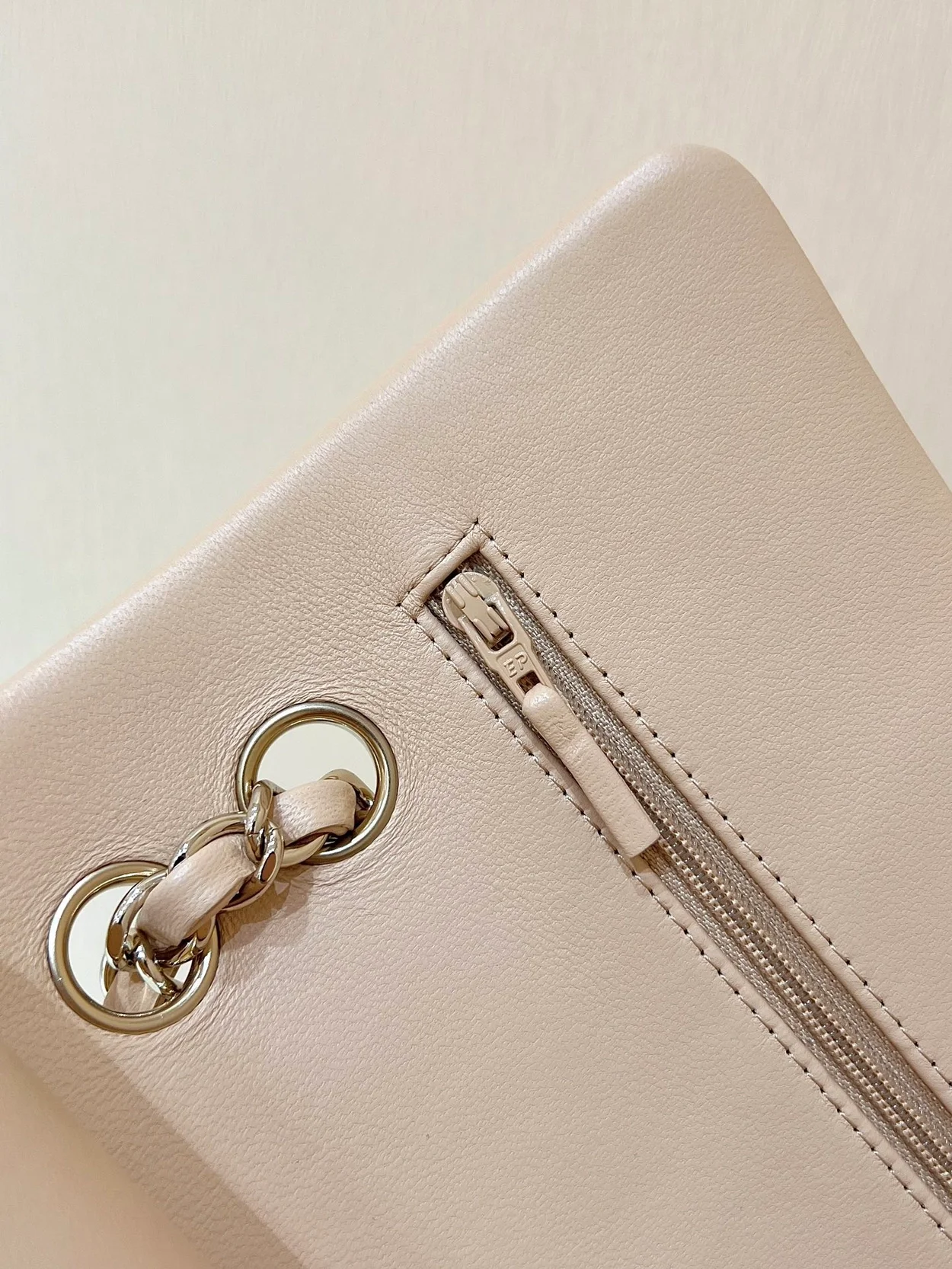 샤넬 클래식 스몰 플랩백 베이지 & 골드메탈