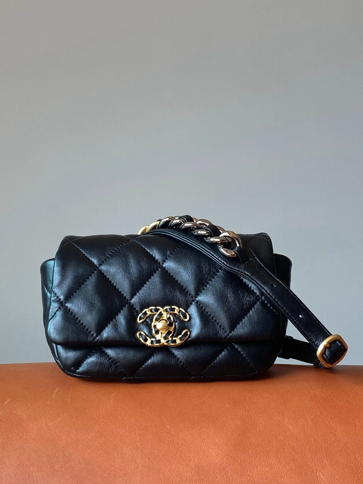 샤넬 19백 미니 램스킨 블랙 골드