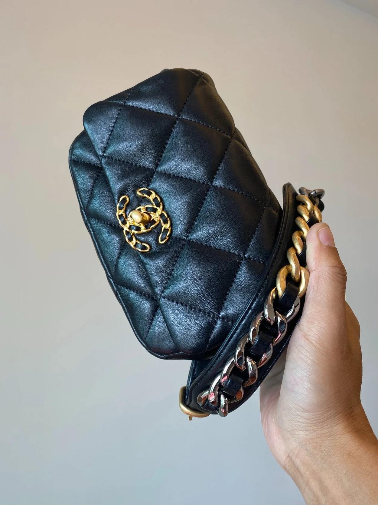 샤넬 19백 미니 램스킨 블랙 골드