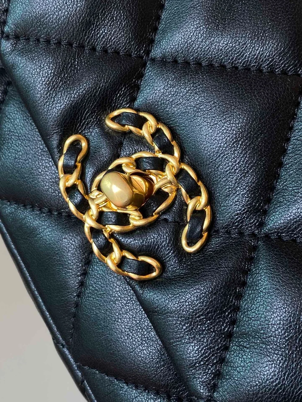 샤넬 19백 미니 램스킨 블랙 골드