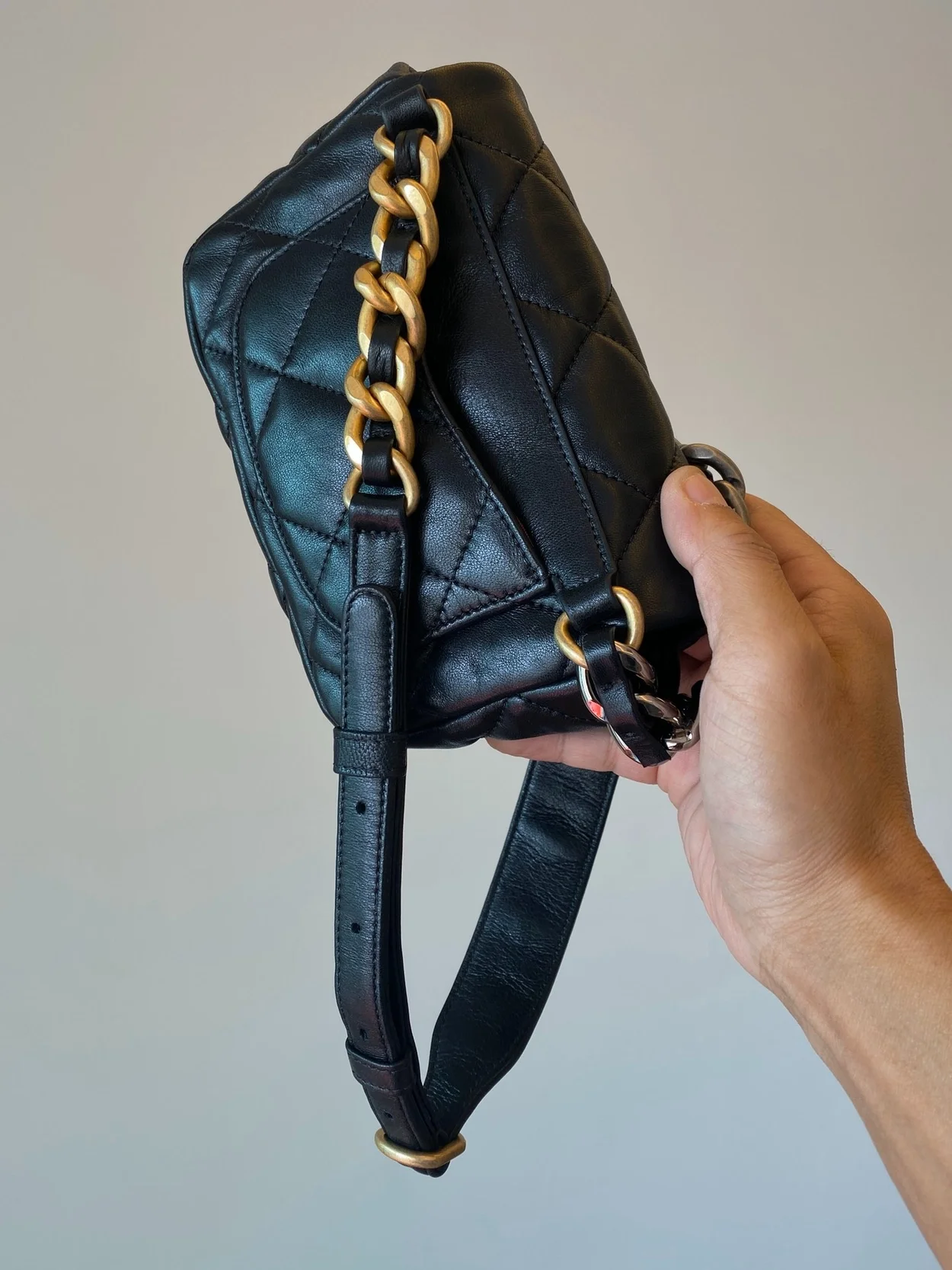 샤넬 19백 미니 램스킨 블랙 골드