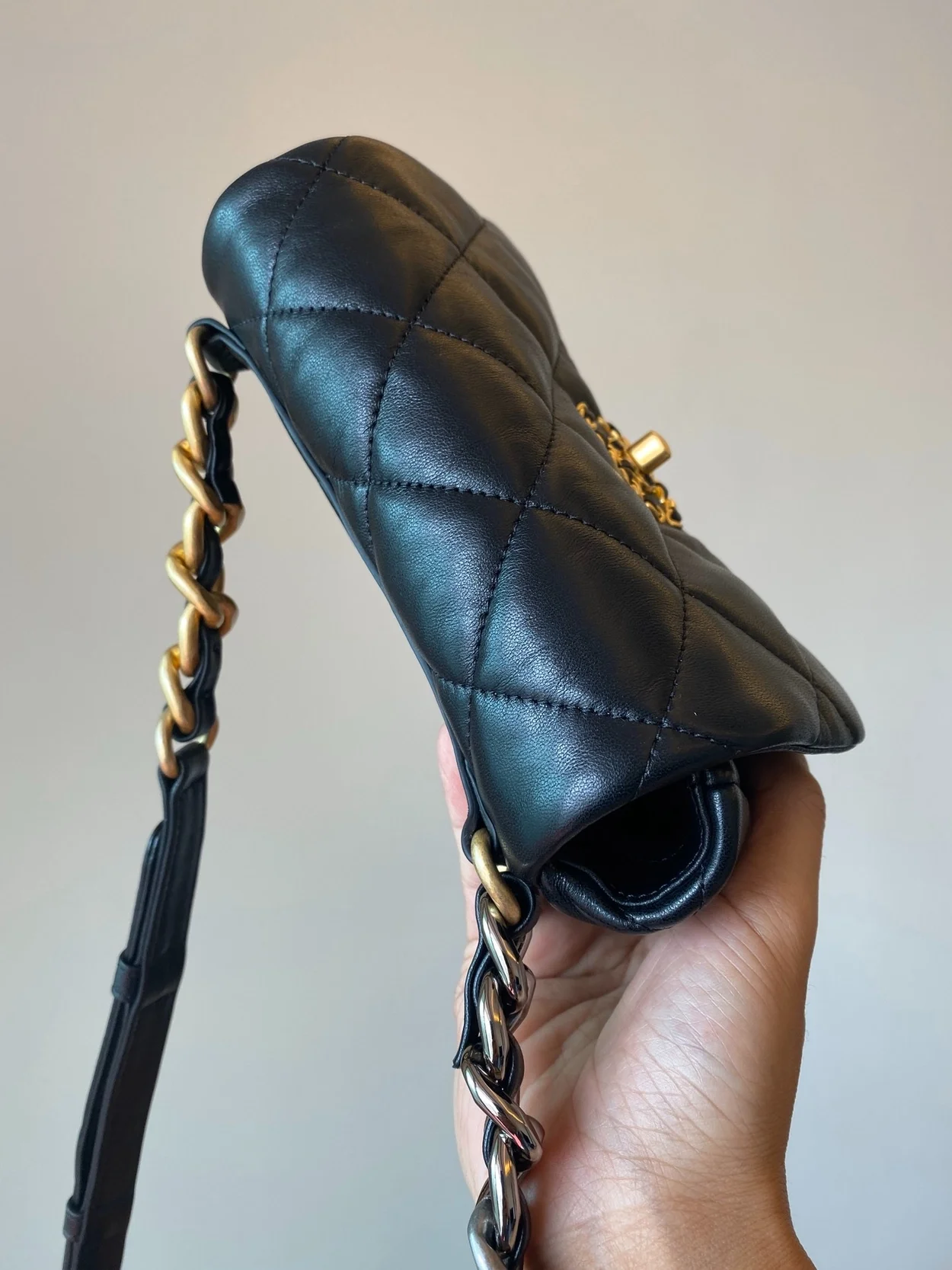 샤넬 19백 미니 램스킨 블랙 골드