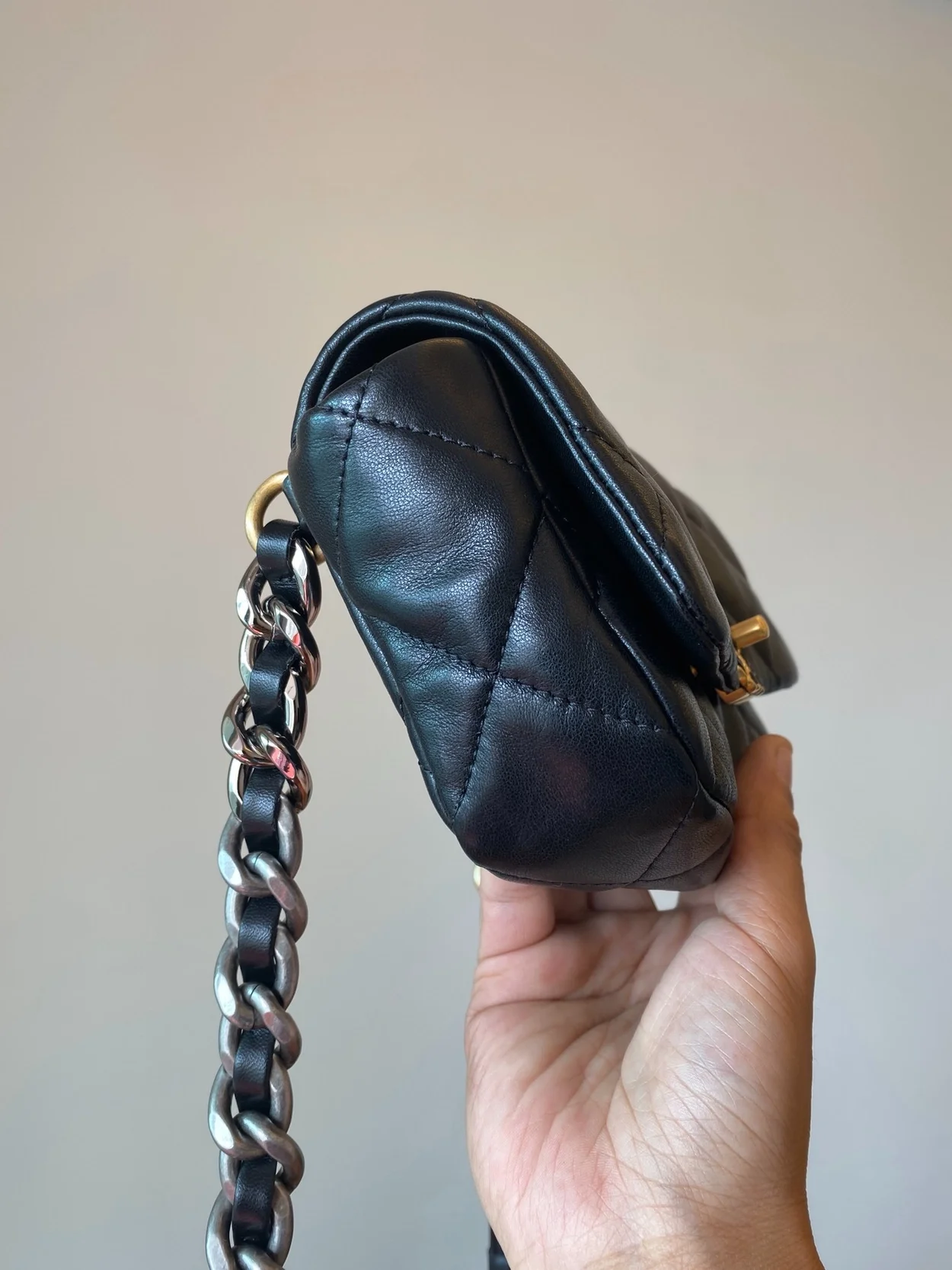 샤넬 19백 미니 램스킨 블랙 골드