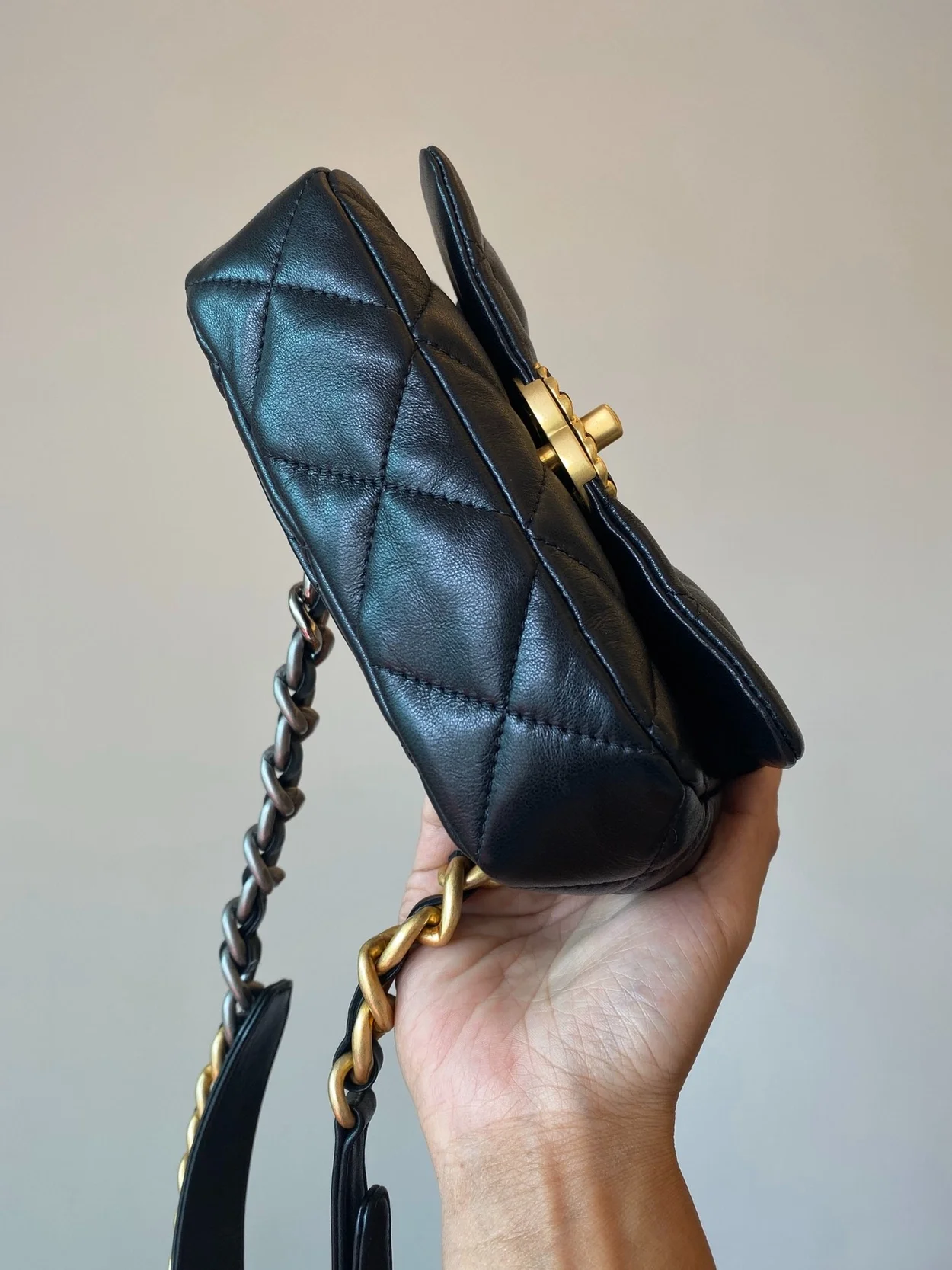 샤넬 19백 미니 램스킨 블랙 골드