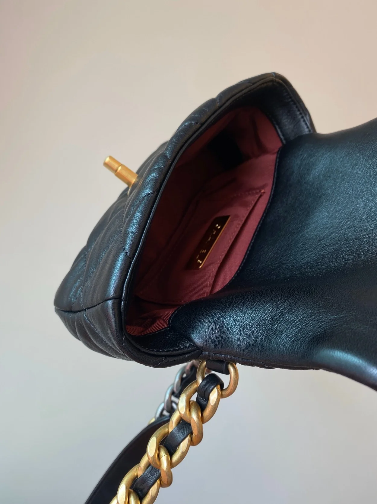 샤넬 19백 미니 램스킨 블랙 골드