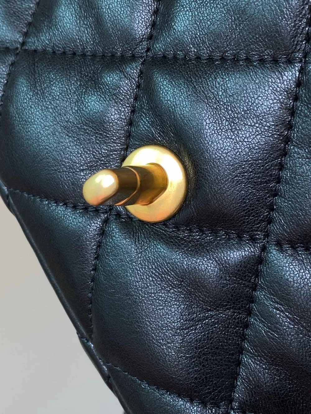 샤넬 19백 미니 램스킨 블랙 골드