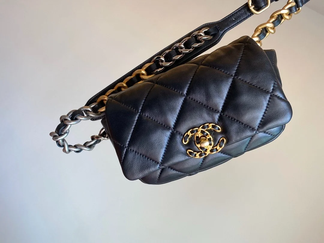 샤넬 19백 미니 램스킨 블랙 골드