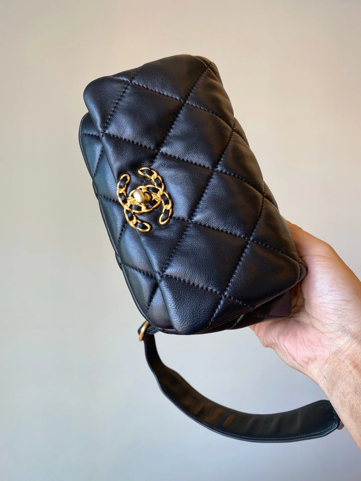 샤넬 19백 미니 램스킨 블랙 골드