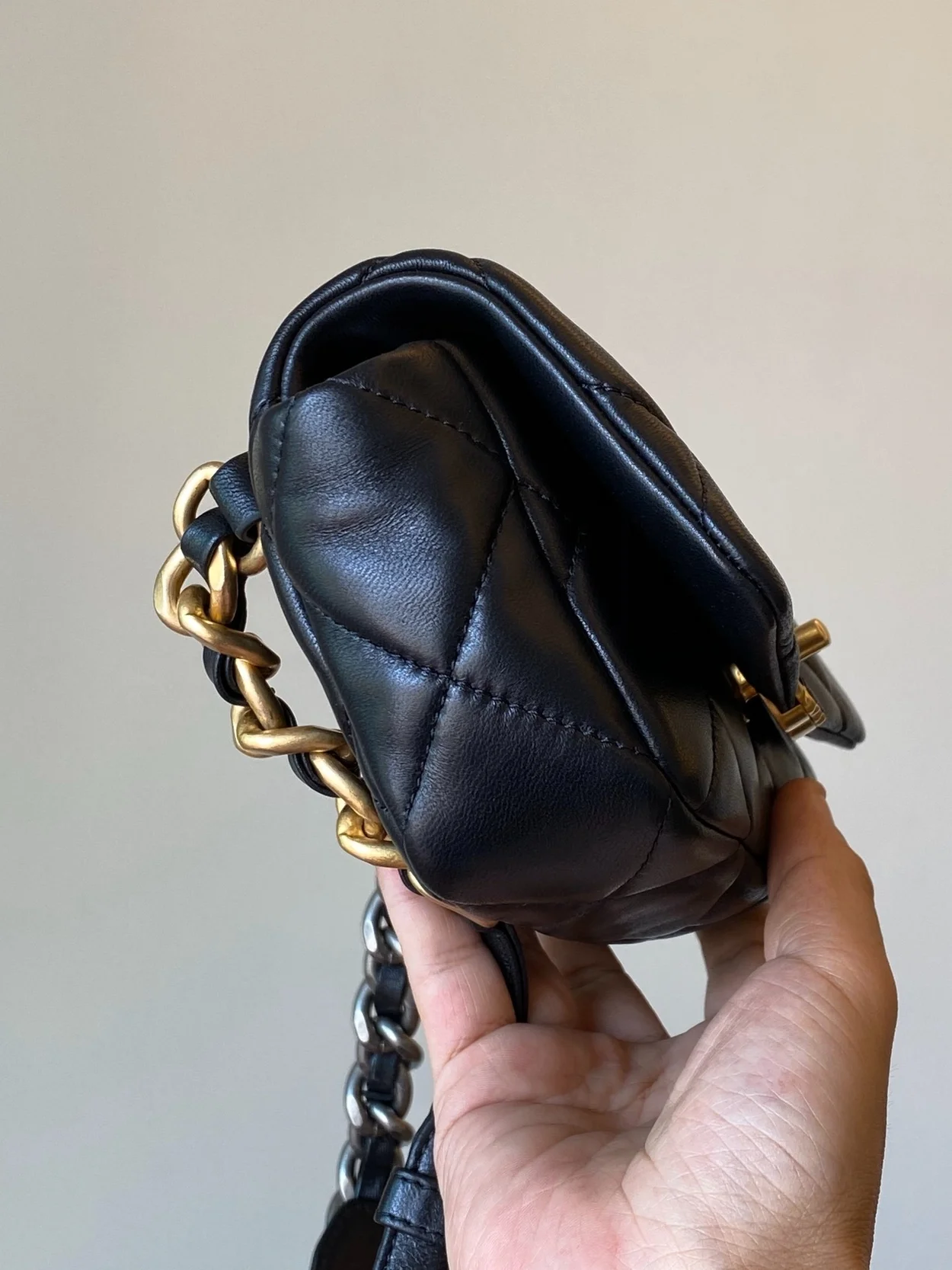 샤넬 19백 미니 램스킨 블랙 골드