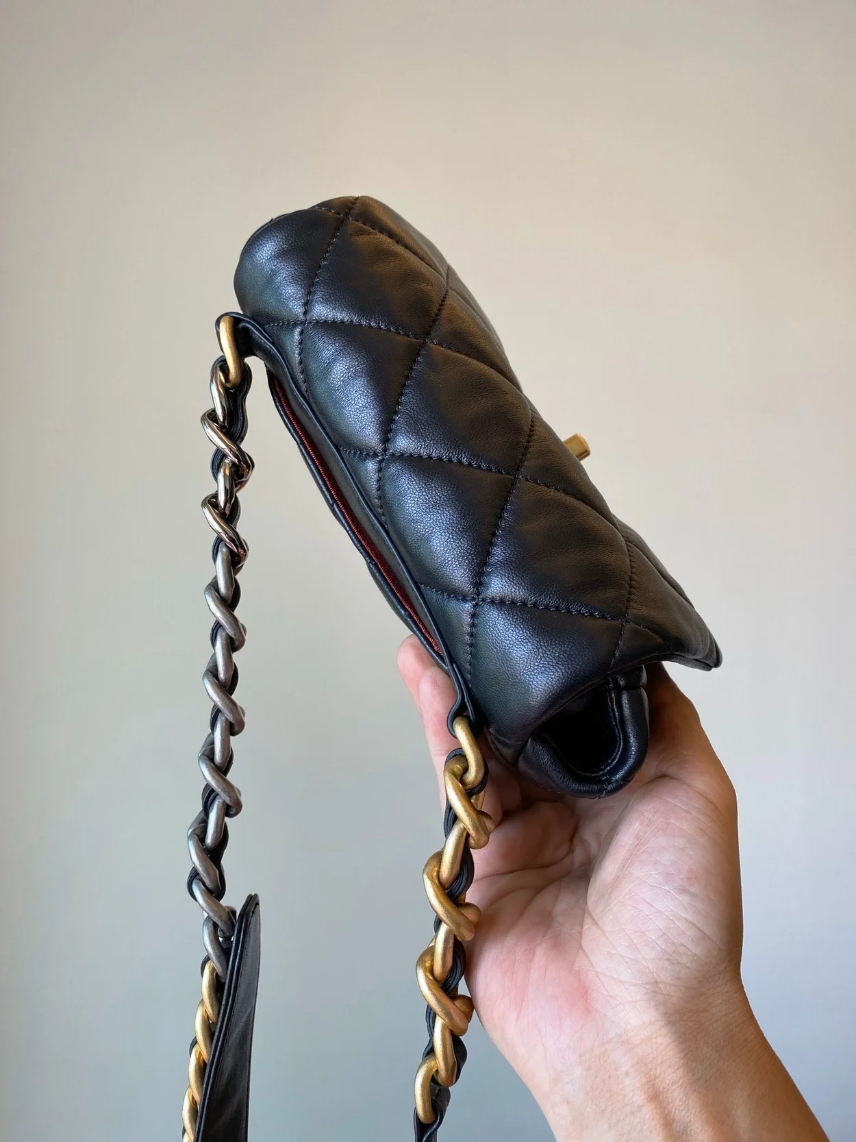 샤넬 19백 미니 램스킨 블랙 골드