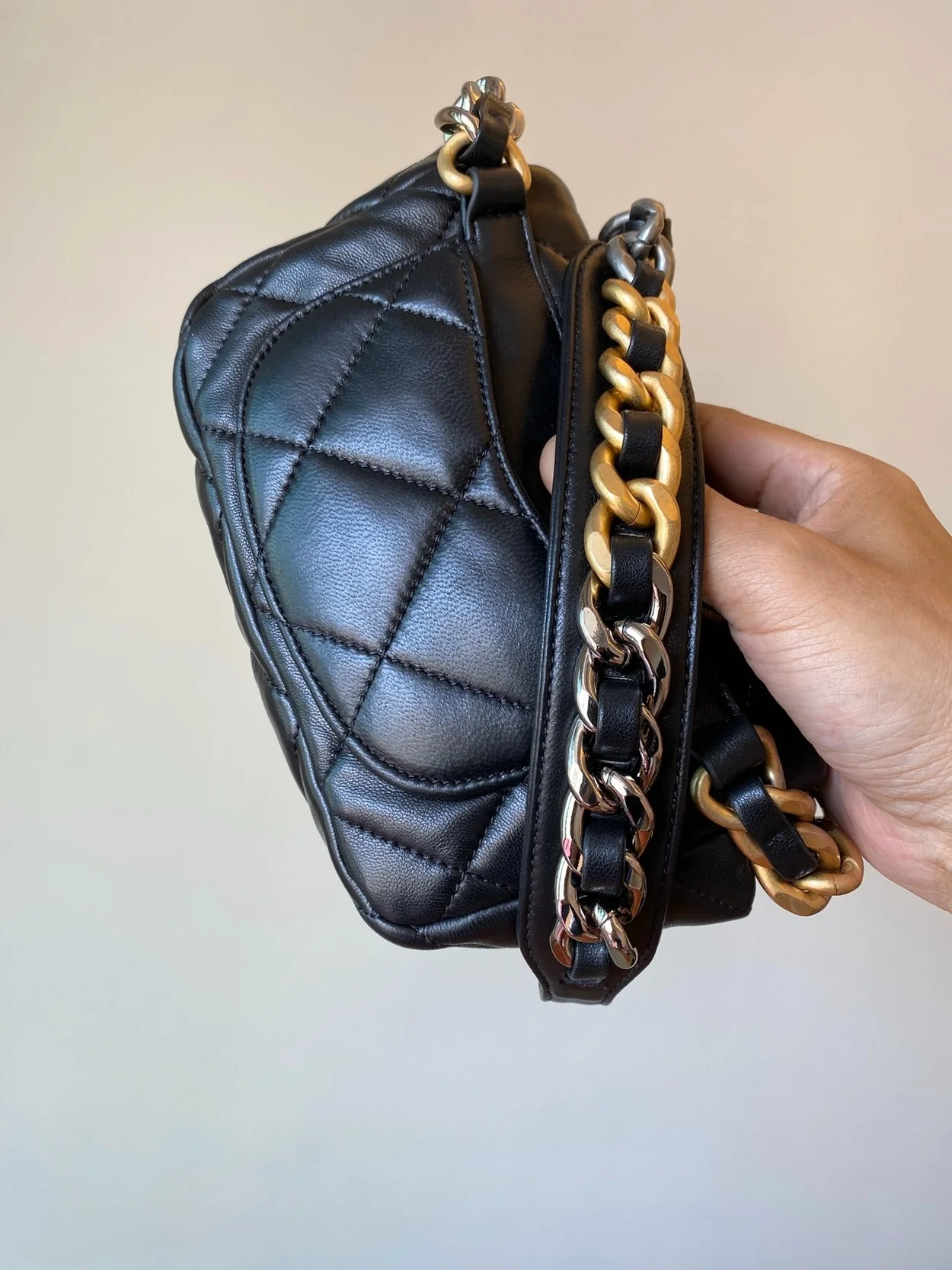 샤넬 19백 미니 램스킨 블랙 골드