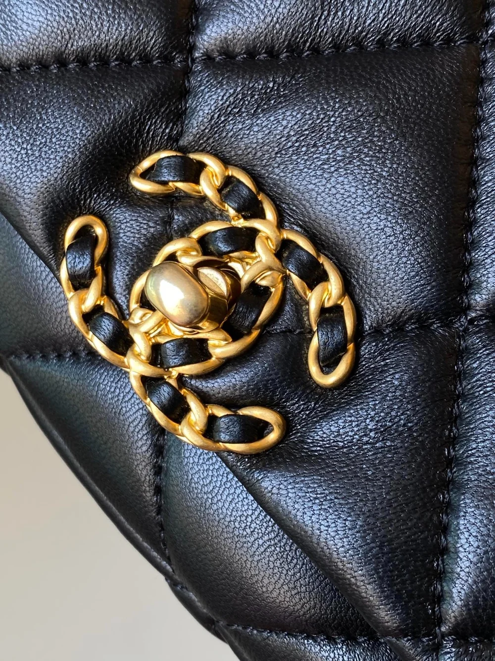 샤넬 19백 미니 램스킨 블랙 골드