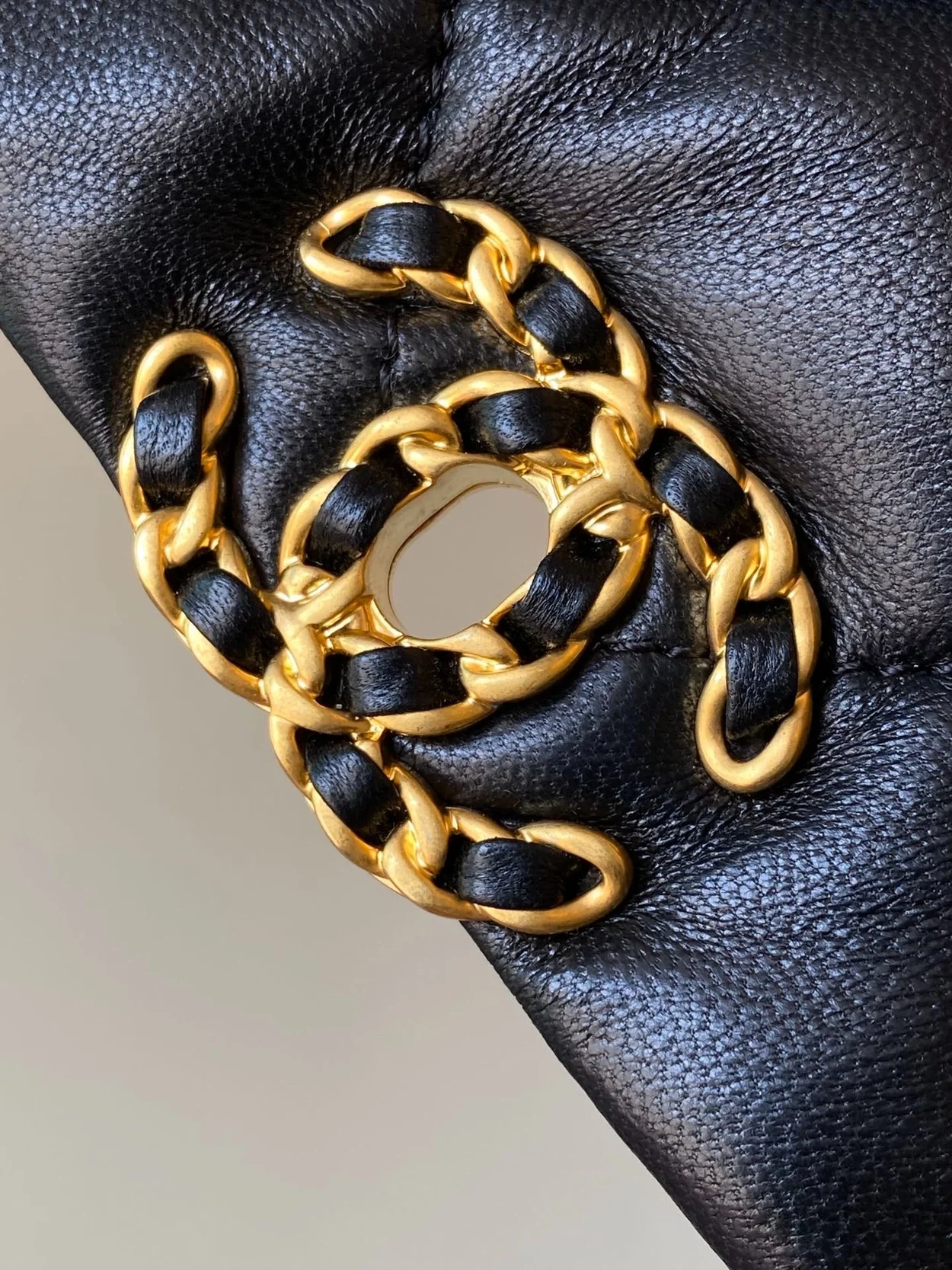 샤넬 19백 미니 램스킨 블랙 골드