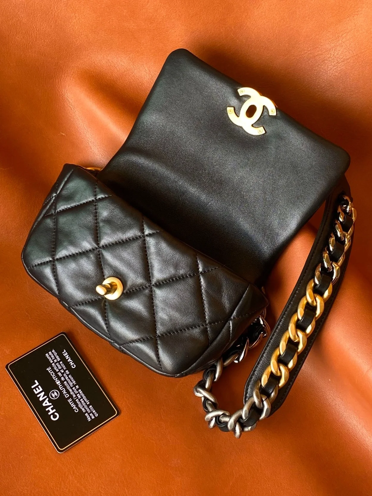 샤넬 19백 미니 램스킨 블랙 골드