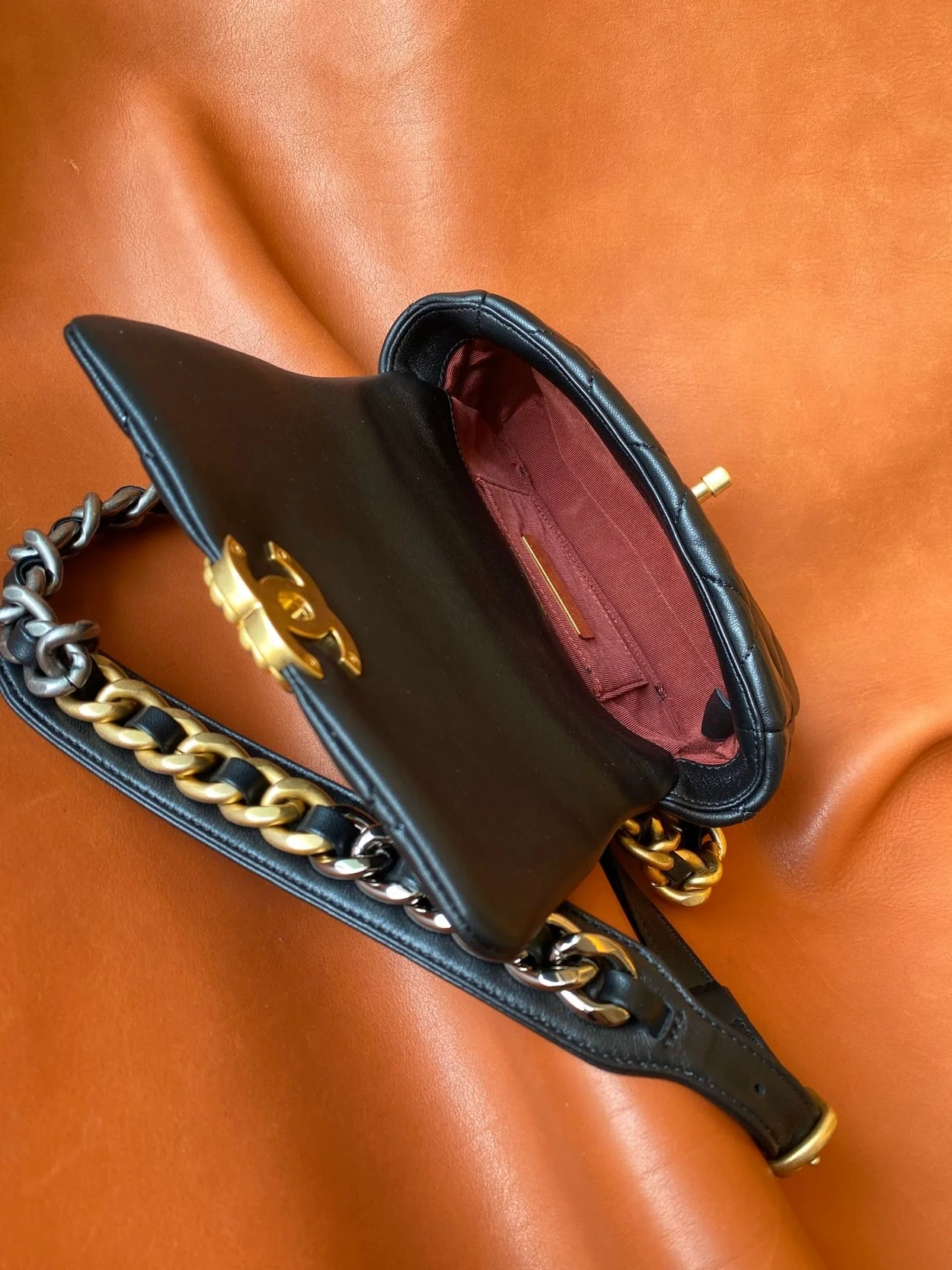 샤넬 19백 미니 램스킨 블랙 골드