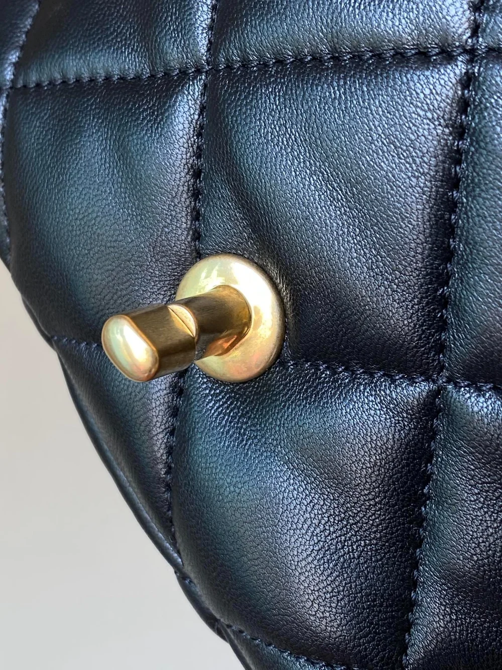 샤넬 19백 미니 램스킨 블랙 골드