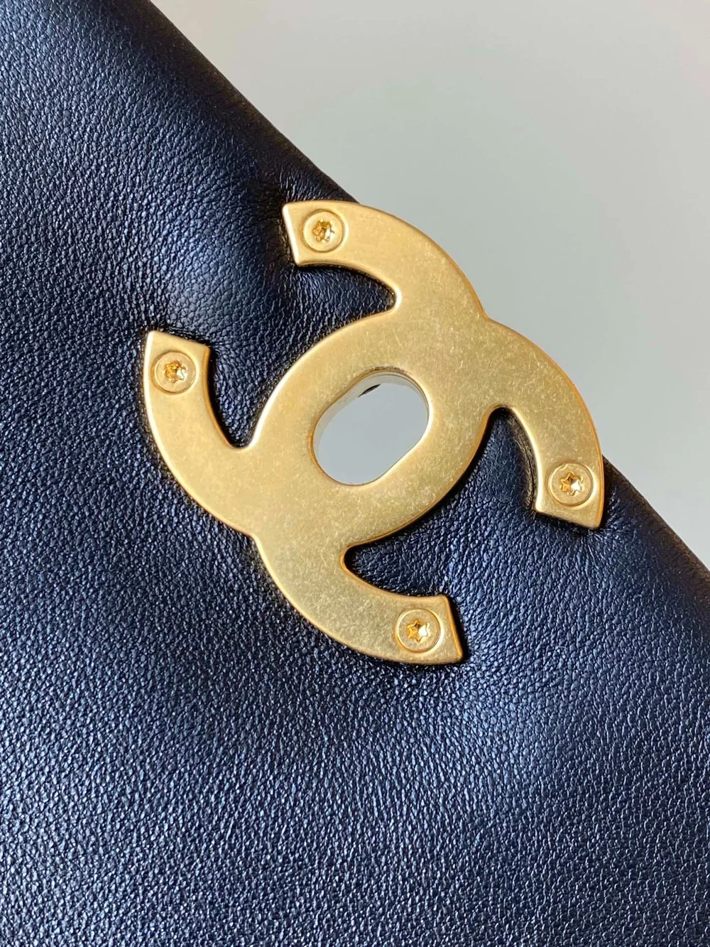 샤넬 19백 미니 램스킨 블랙 골드