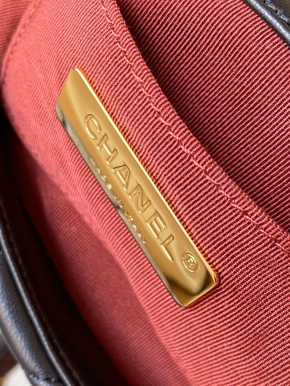 샤넬 19백 미니 램스킨 블랙 골드