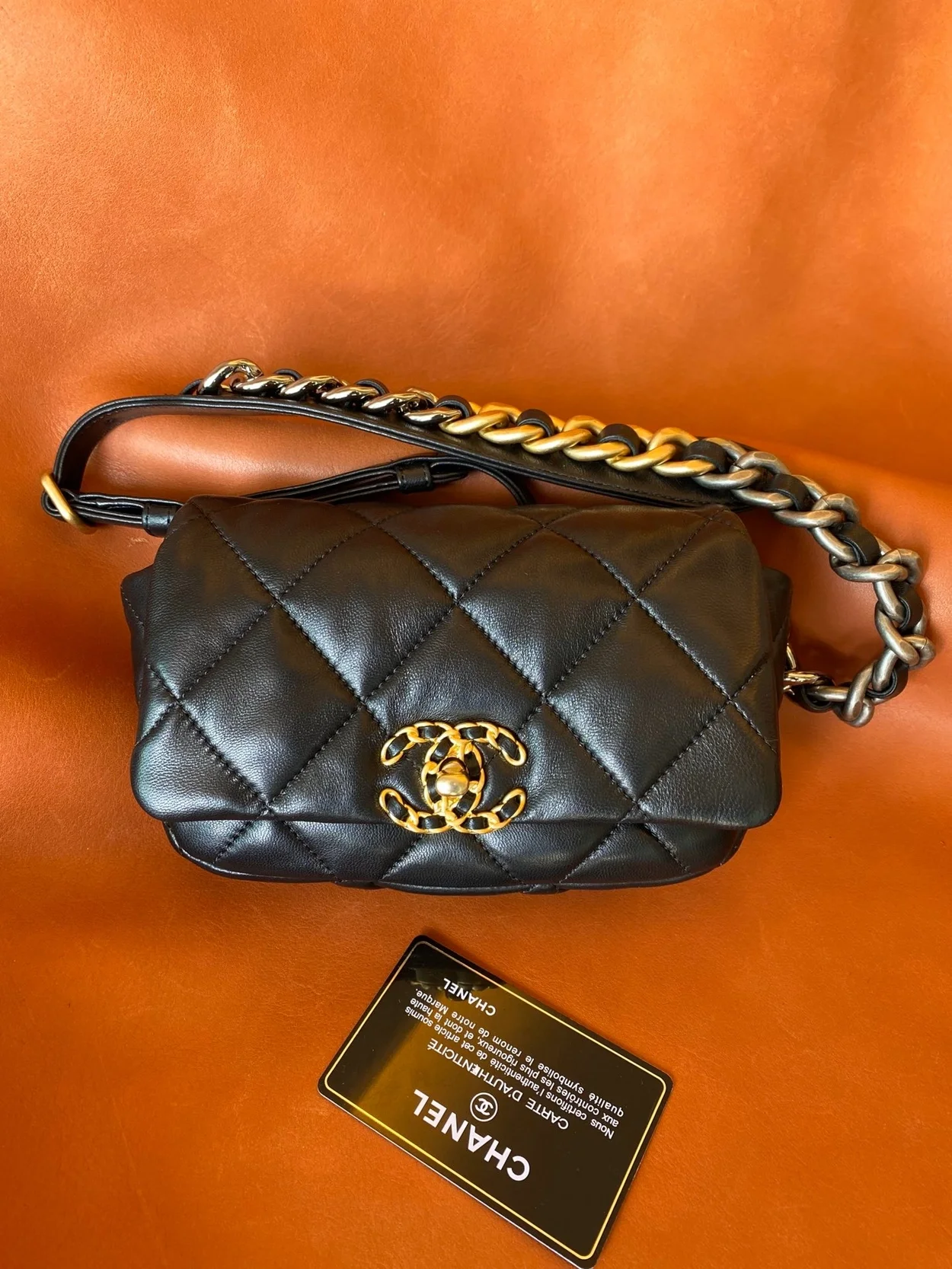 샤넬 19백 미니 램스킨 블랙 골드