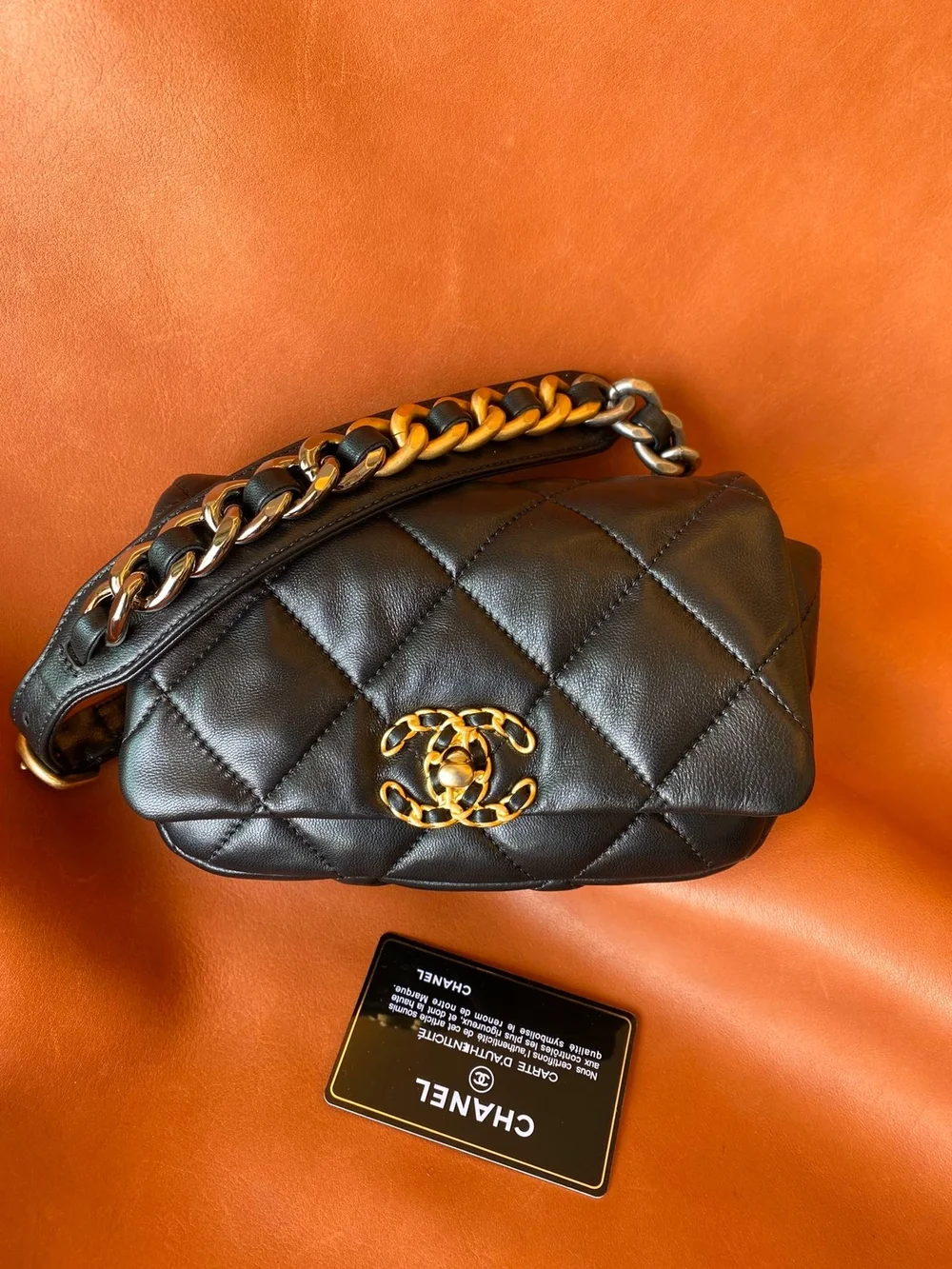 샤넬 19백 미니 램스킨 블랙 골드