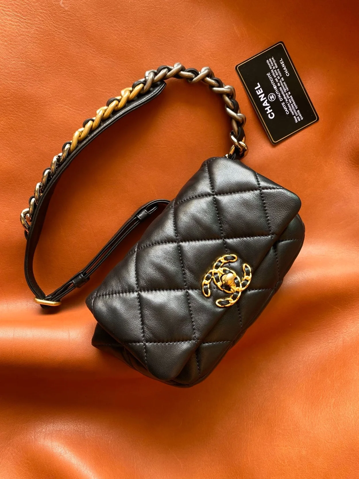 샤넬 19백 미니 램스킨 블랙 골드