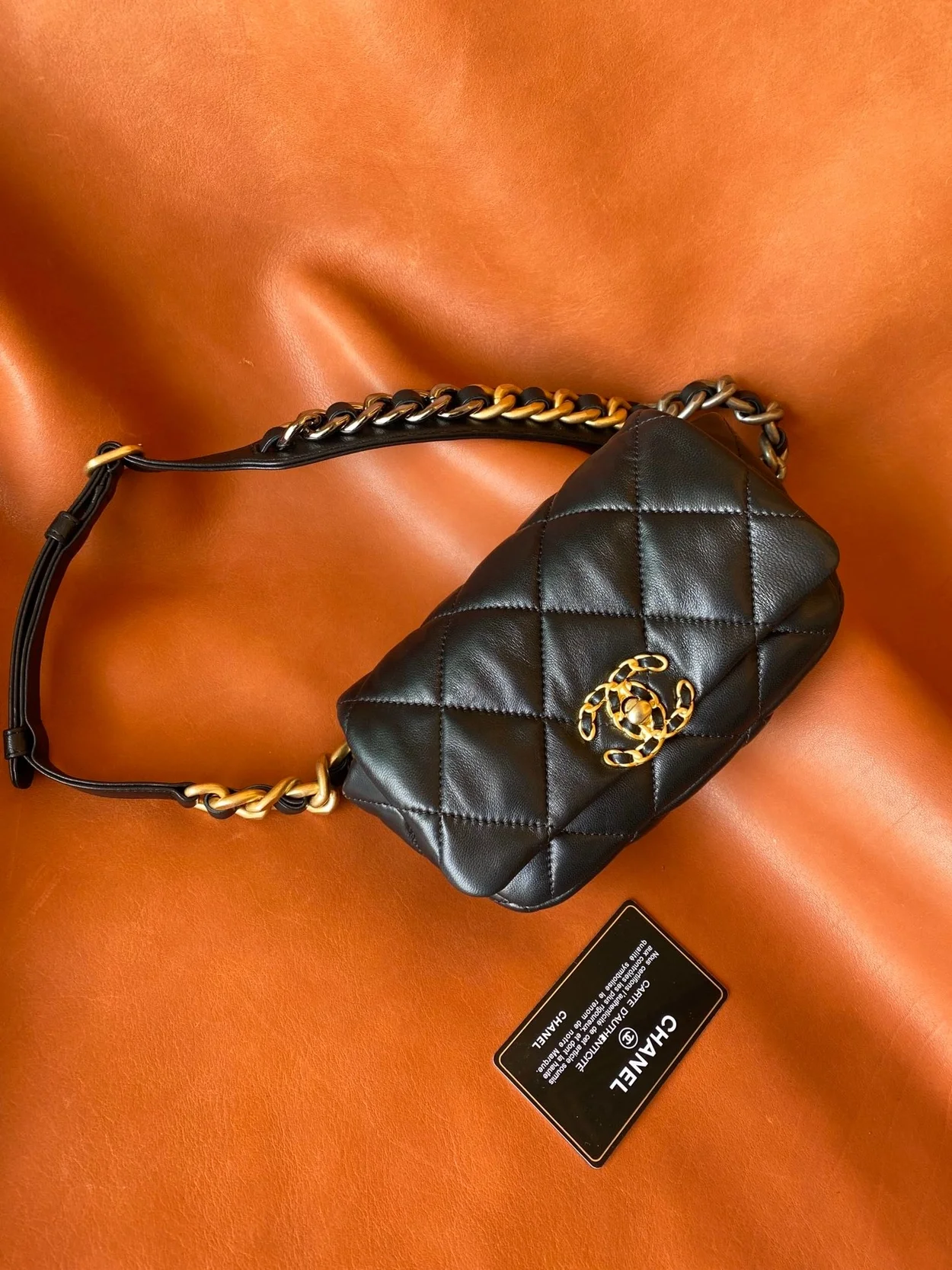 샤넬 19백 미니 램스킨 블랙 골드