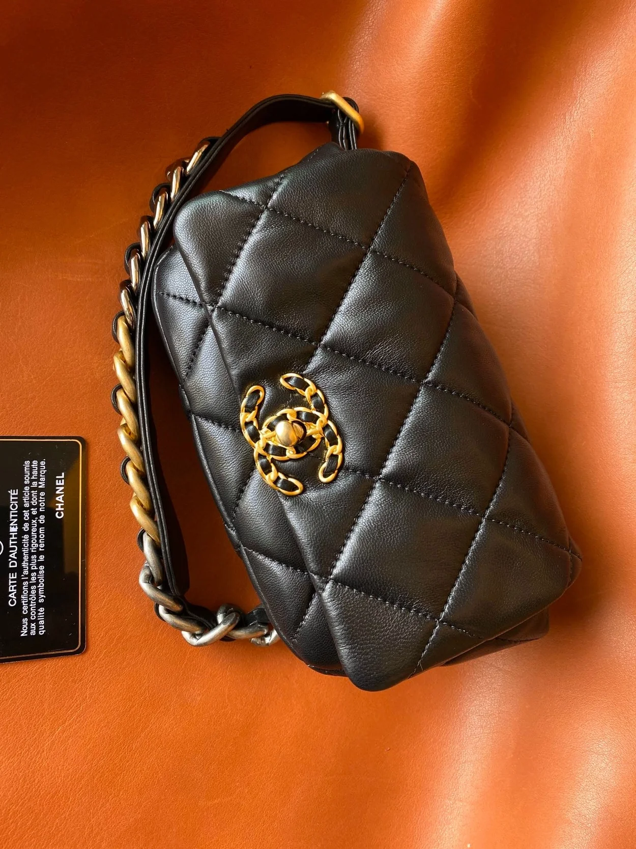 샤넬 19백 미니 램스킨 블랙 골드