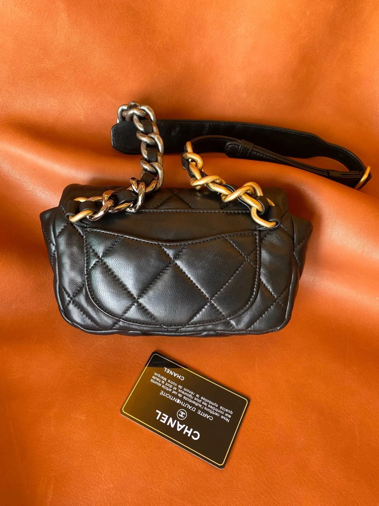 샤넬 19백 미니 램스킨 블랙 골드