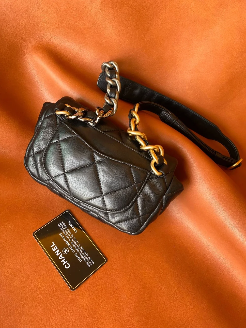 샤넬 19백 미니 램스킨 블랙 골드