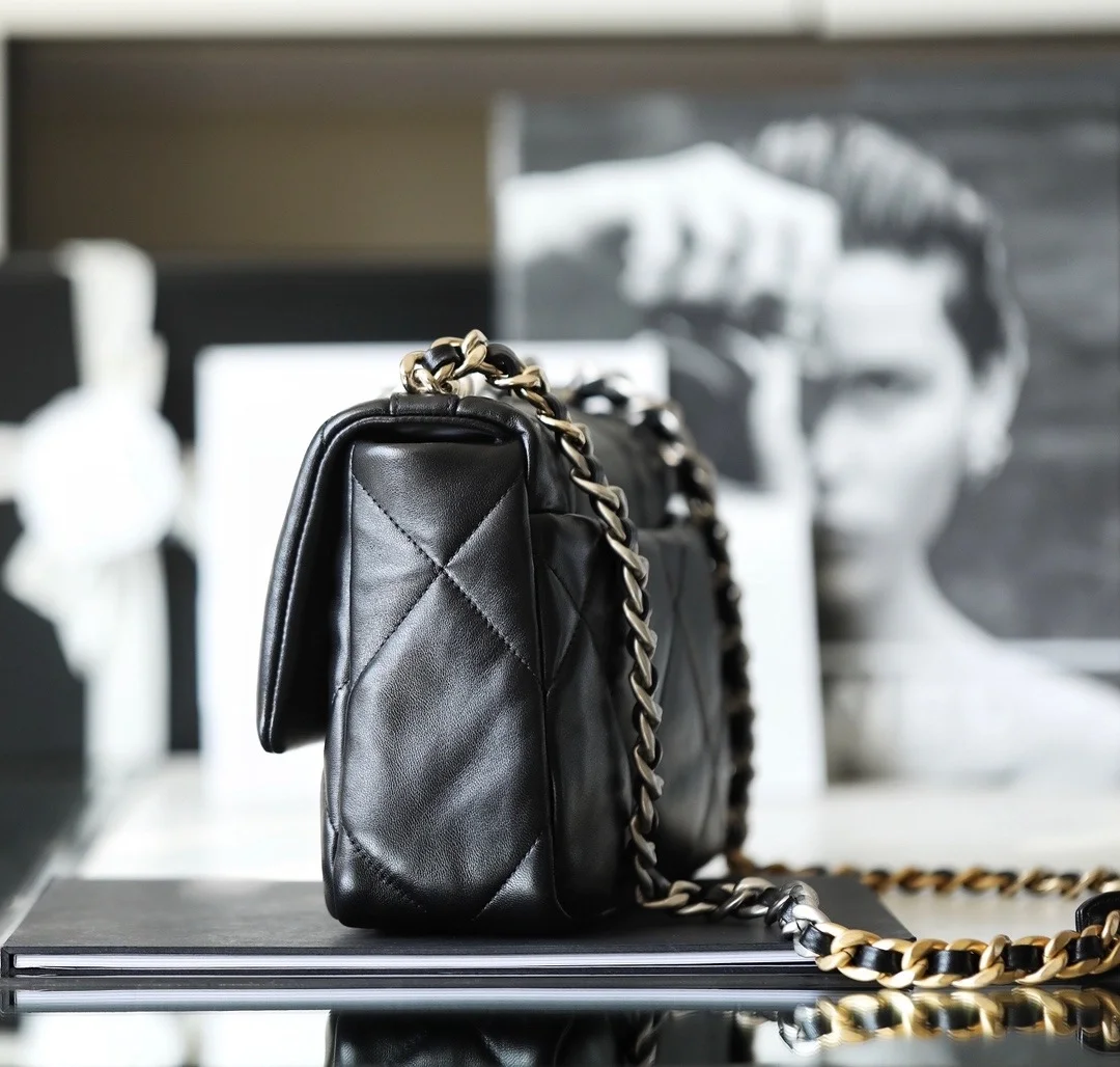 샤넬 19백 미디움 램스킨 블랙 실버