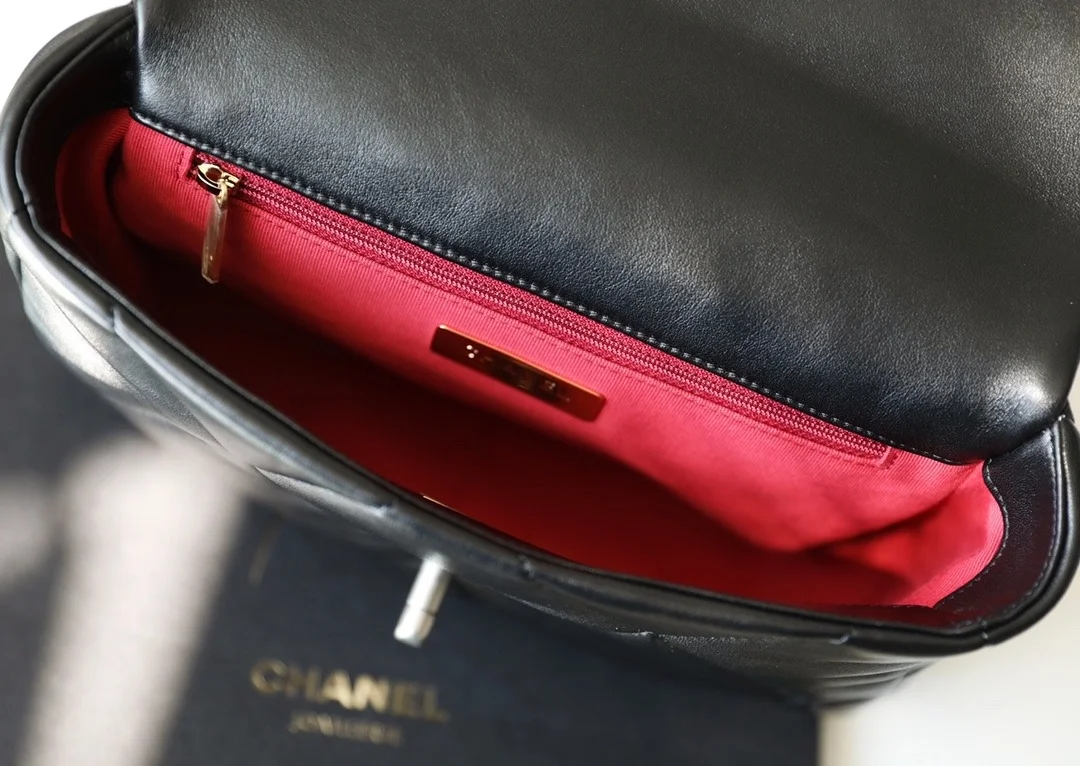 샤넬 19백 미디움 램스킨 블랙 실버