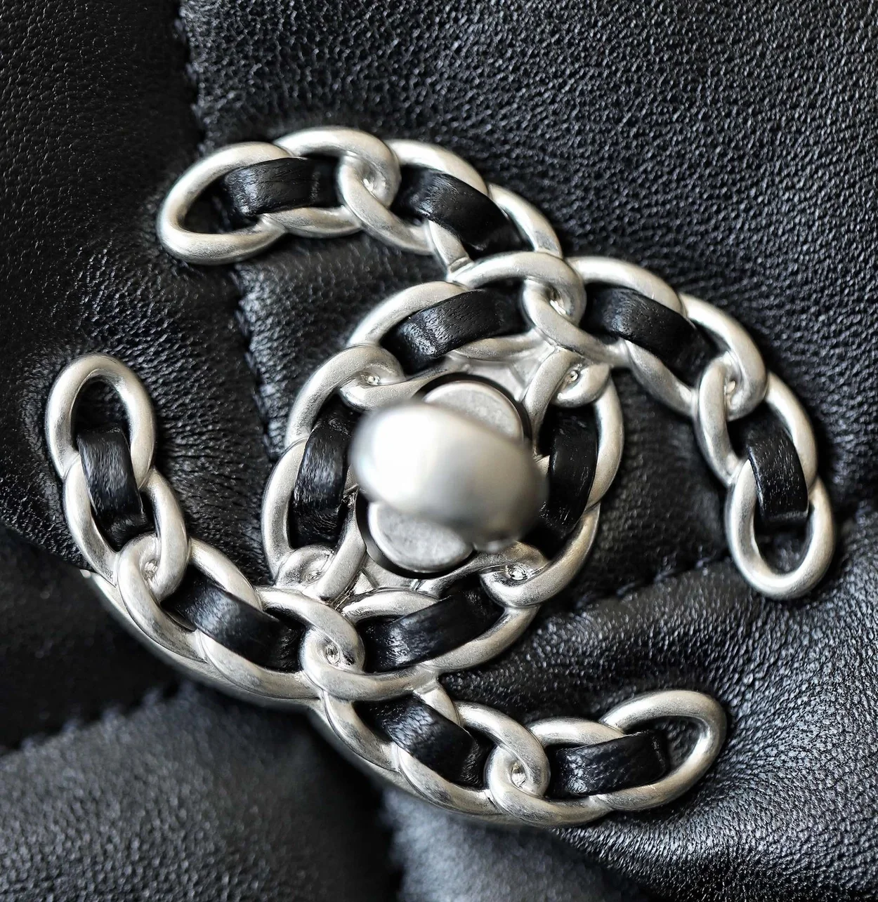 샤넬 19백 미디움 램스킨 블랙 실버