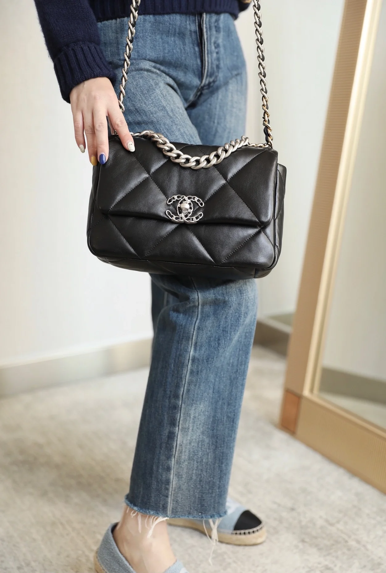 샤넬 19백 미디움 램스킨 블랙 실버