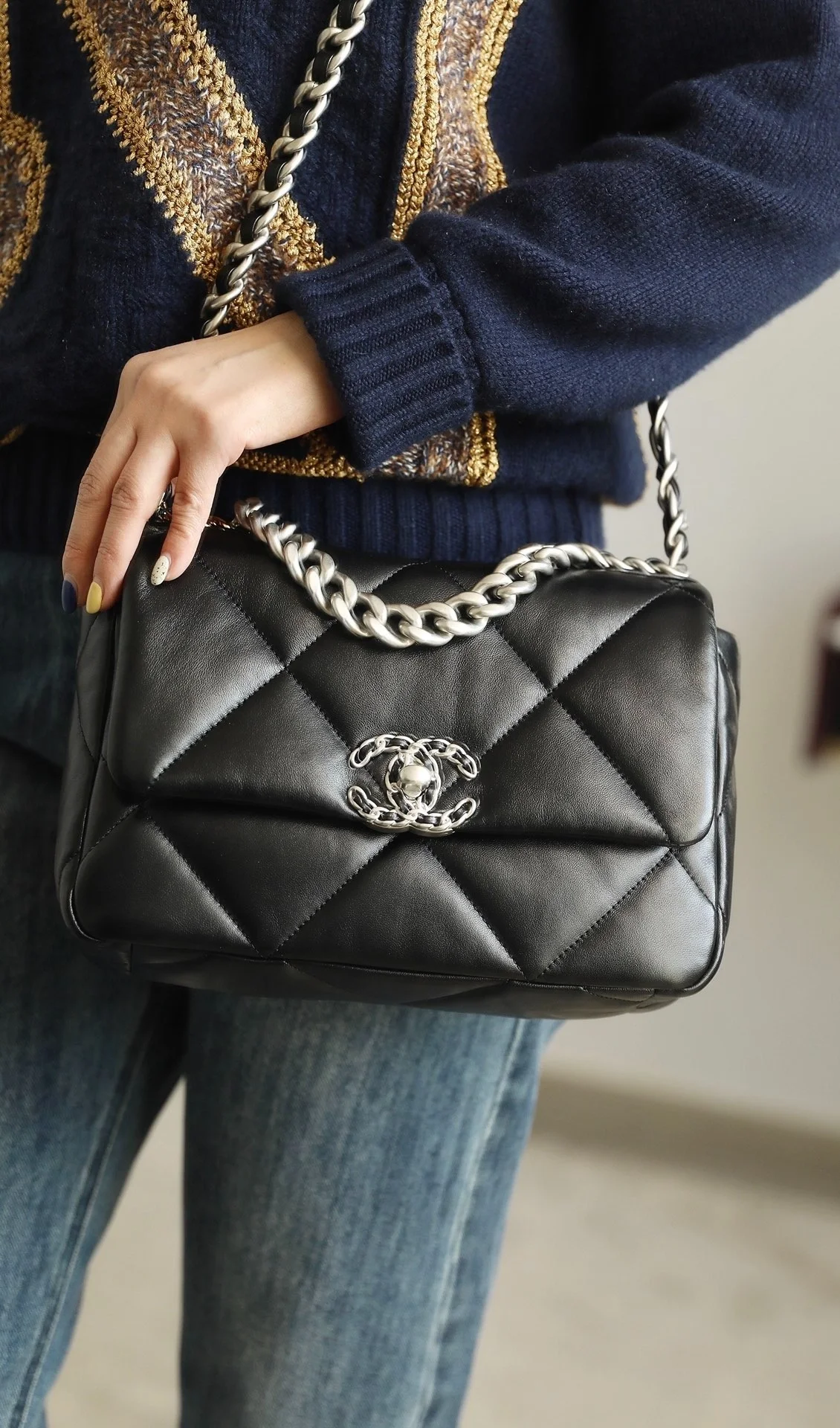 샤넬 19백 미디움 램스킨 블랙 실버