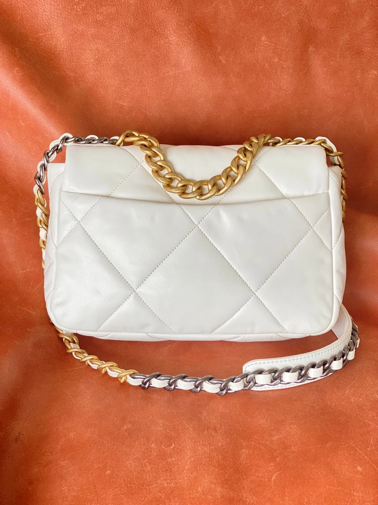 샤넬 19백 미디움 램스킨 화이트 골드