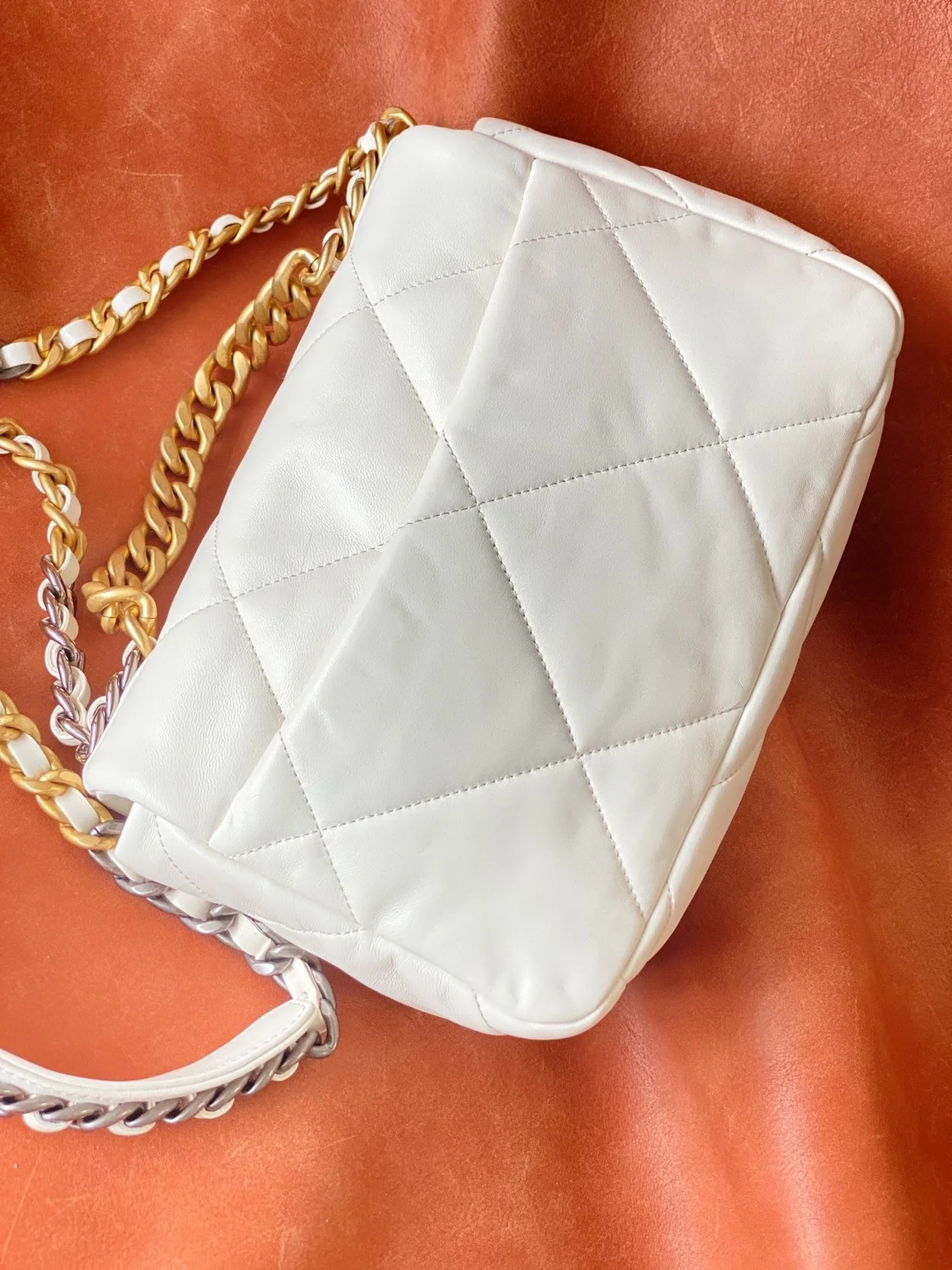 샤넬 19백 미디움 램스킨 화이트 골드