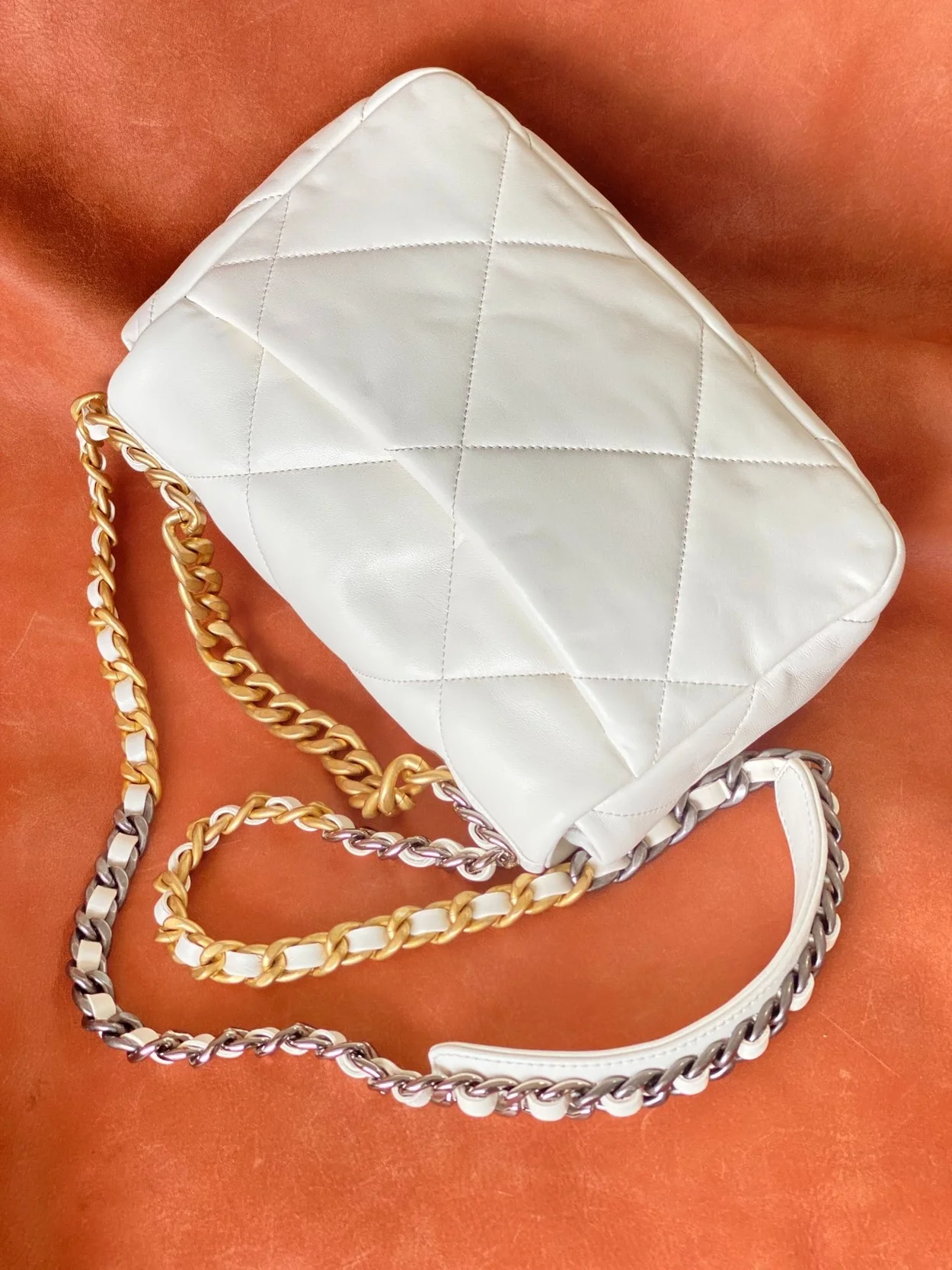 샤넬 19백 미디움 램스킨 화이트 골드