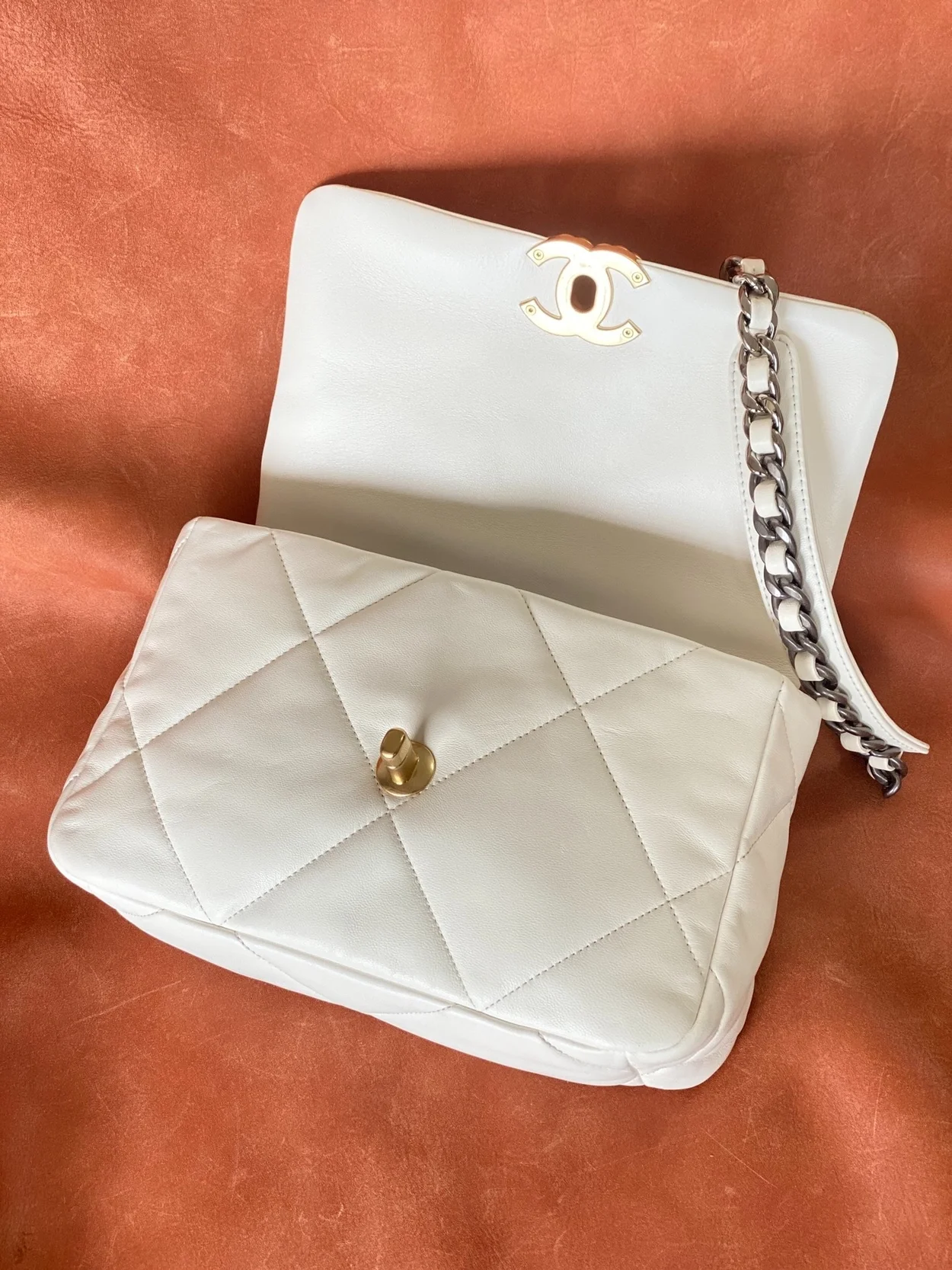 샤넬 19백 미디움 램스킨 화이트 골드