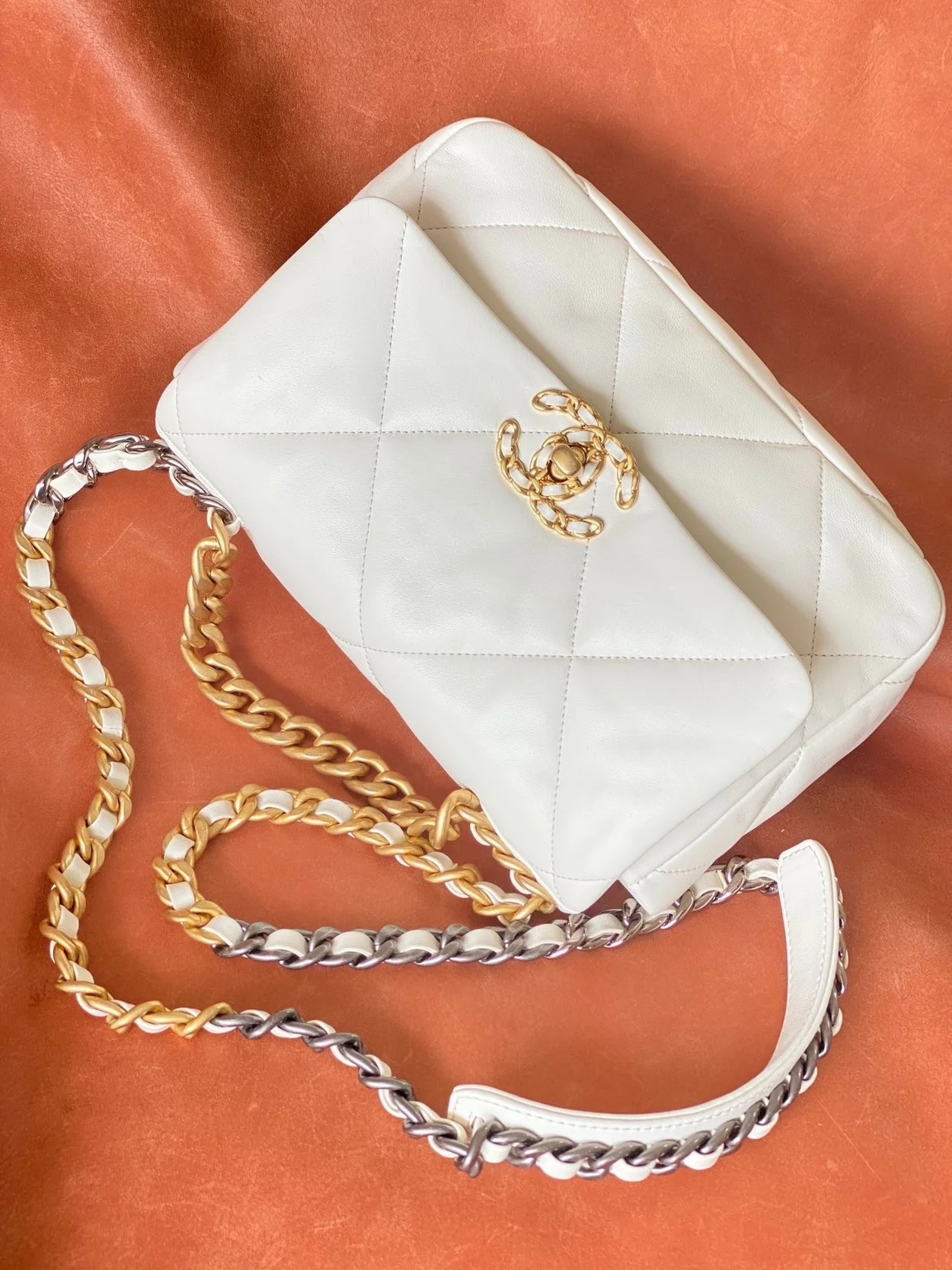 샤넬 19백 미디움 램스킨 화이트 골드