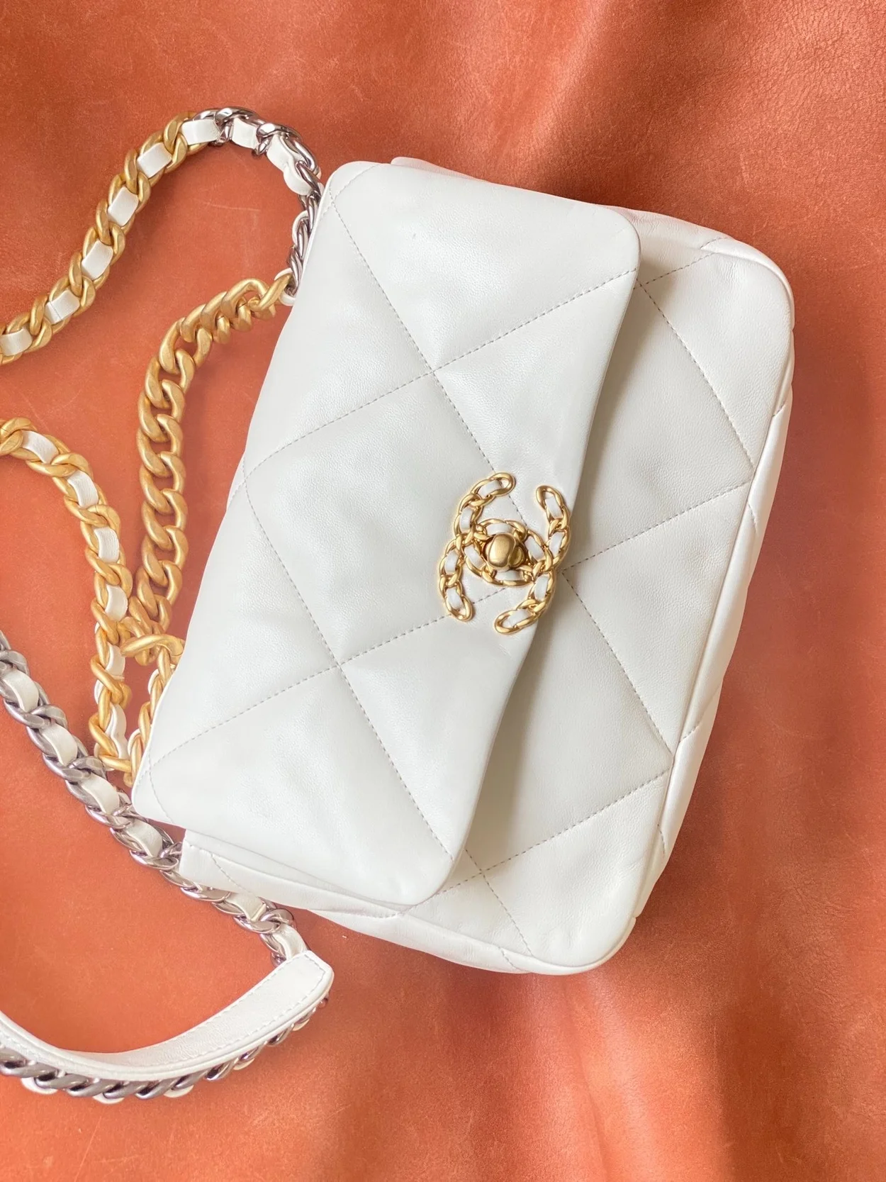 샤넬 19백 미디움 램스킨 화이트 골드